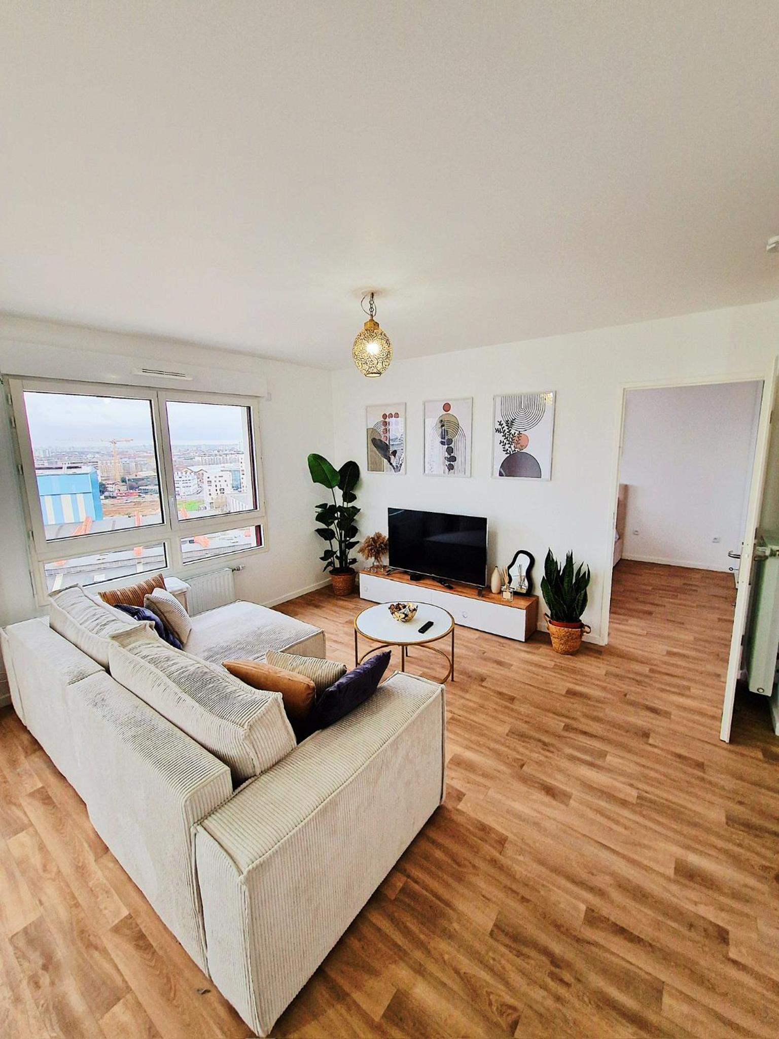 CHARMING APARTMENT WITH PANORAMIC SEINE RIVER & EIFFEL TOWER VIEWs
