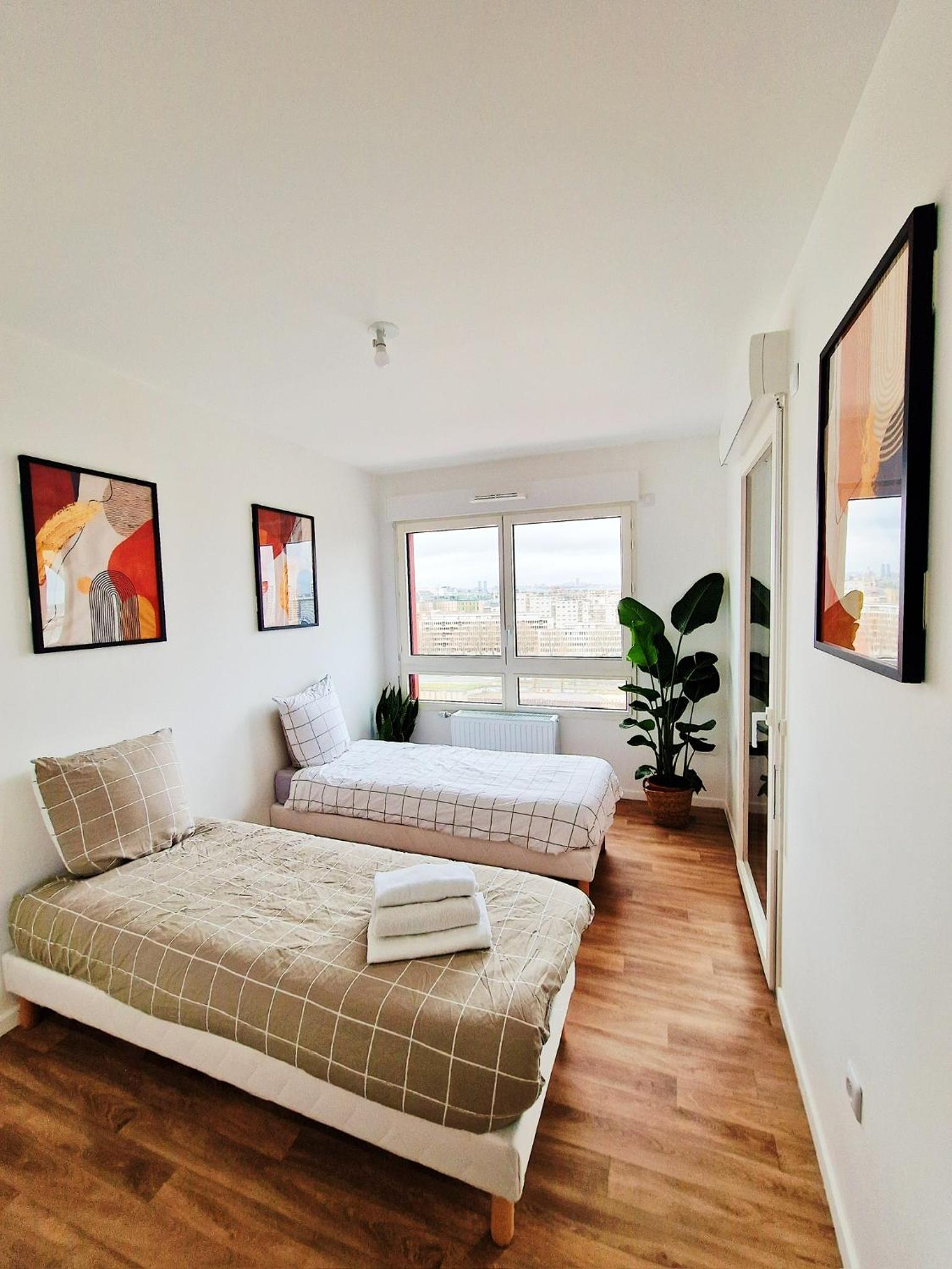 CHARMING APARTMENT WITH PANORAMIC SEINE RIVER & EIFFEL TOWER VIEWs