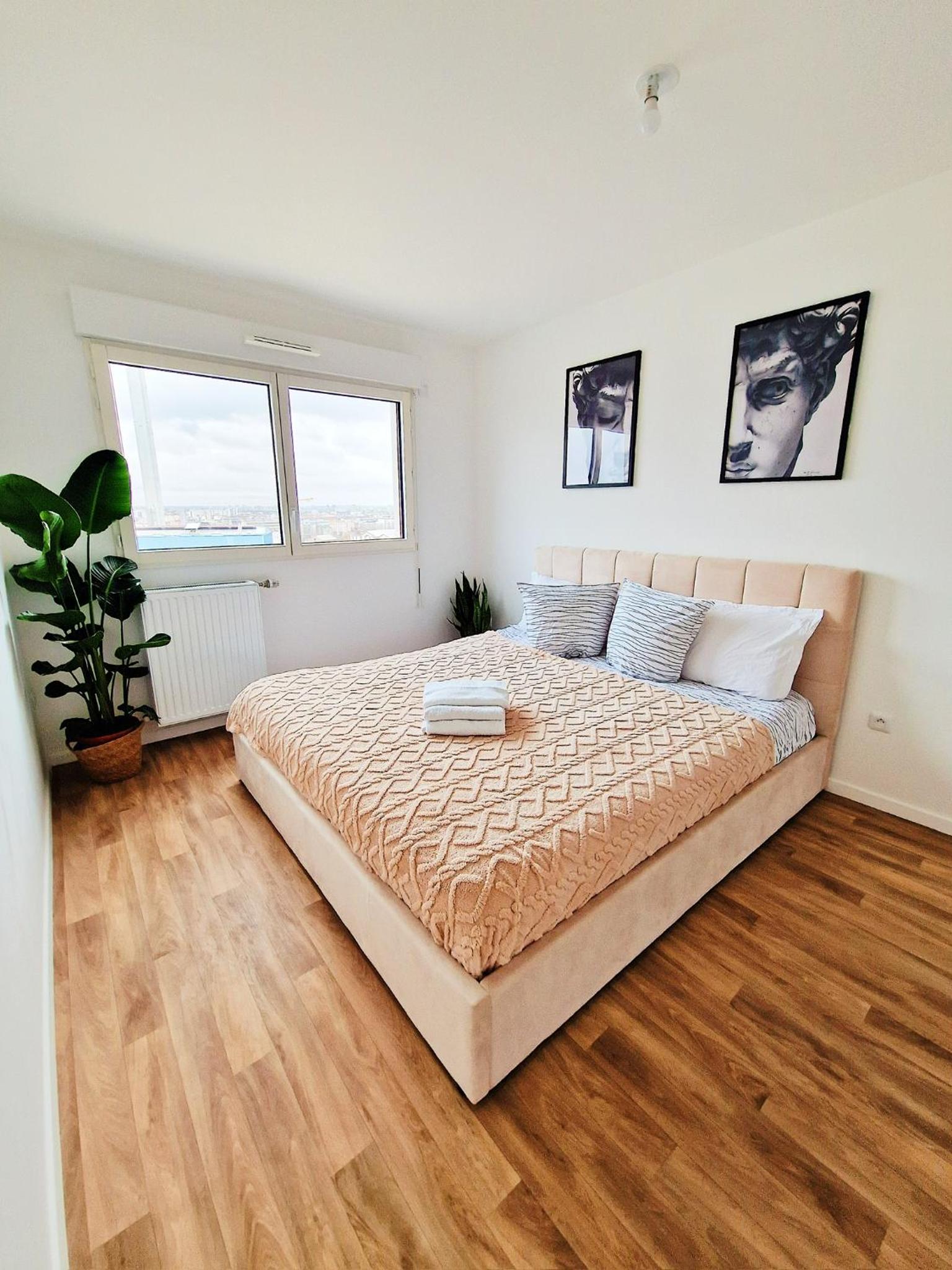 CHARMING APARTMENT WITH PANORAMIC SEINE RIVER & EIFFEL TOWER VIEWs
