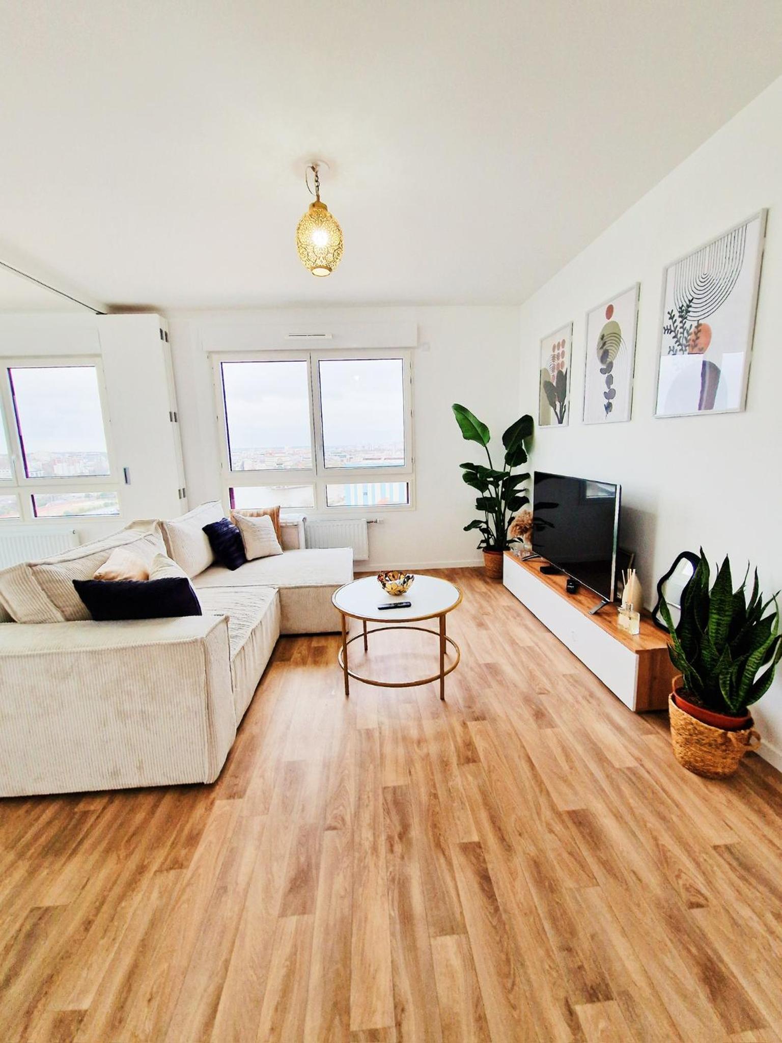 CHARMING APARTMENT WITH PANORAMIC SEINE RIVER & EIFFEL TOWER VIEWs
