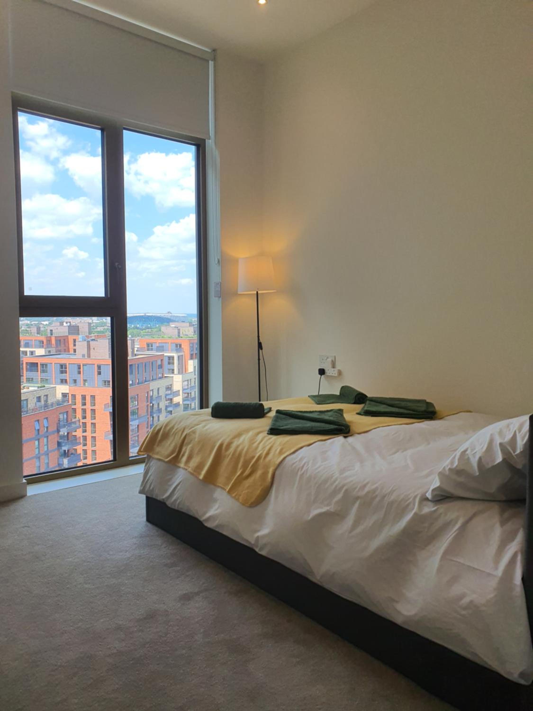 Cozy Room with Private Bathroom in Luxurious Flat