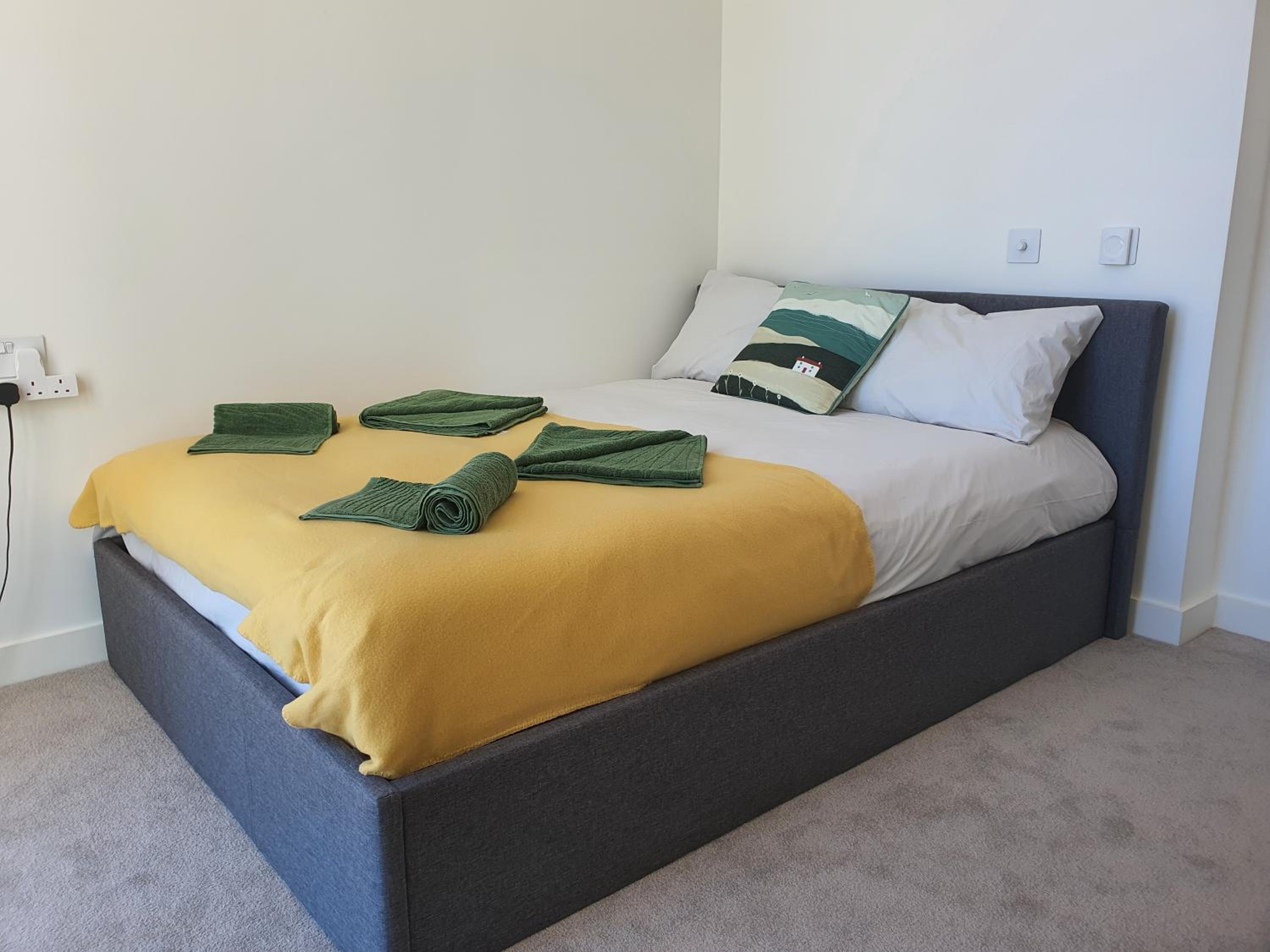 Cozy Room with Private Bathroom in Luxurious Flat