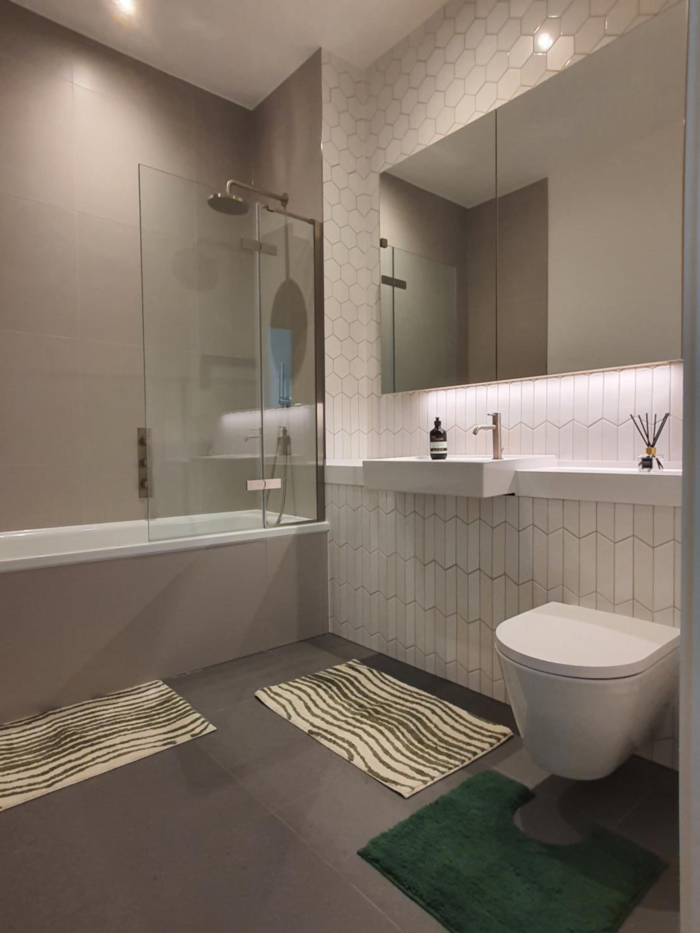Cozy Room with Private Bathroom in Luxurious Flat