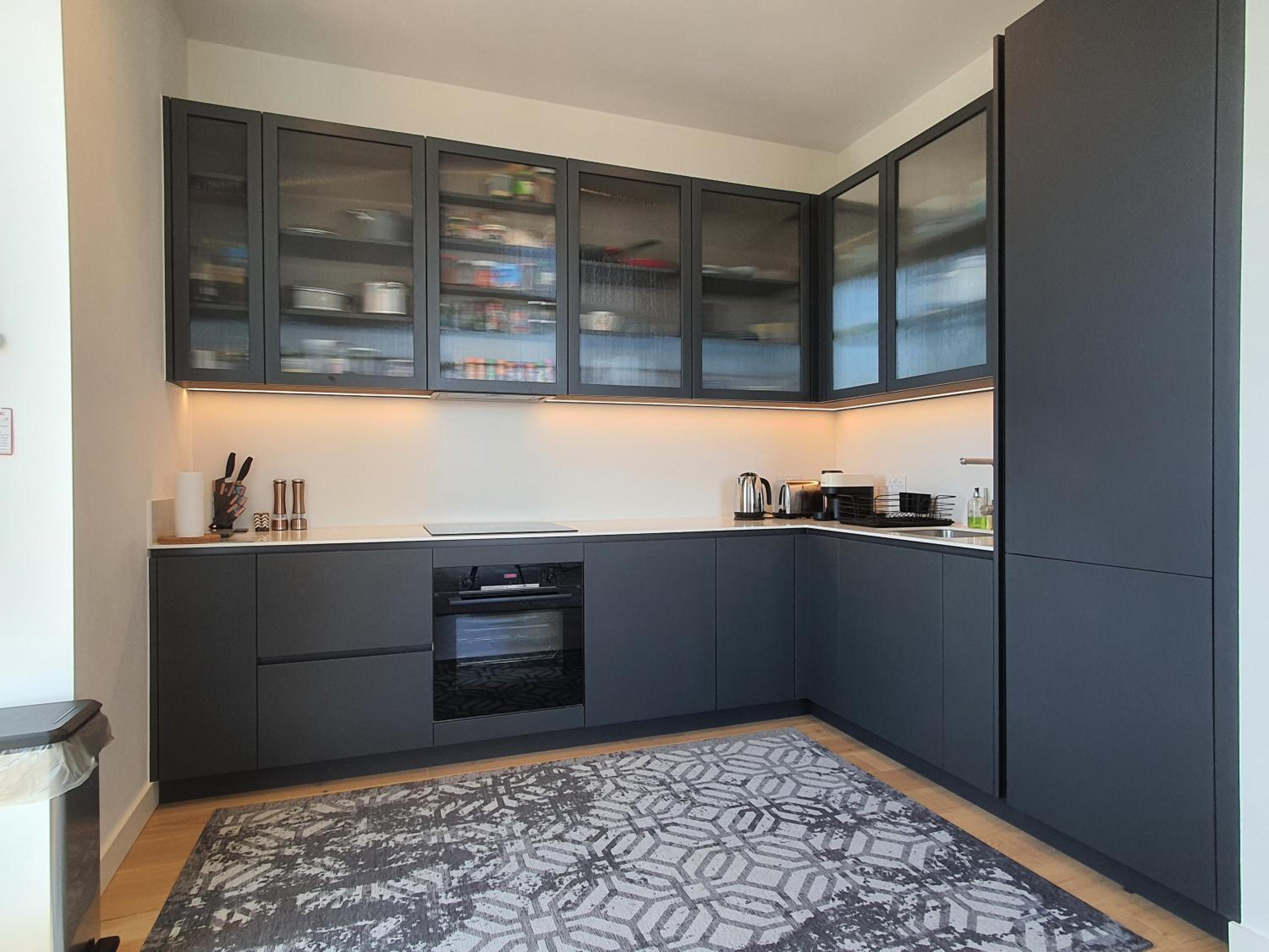 Cozy Room with Private Bathroom in Luxurious Flat