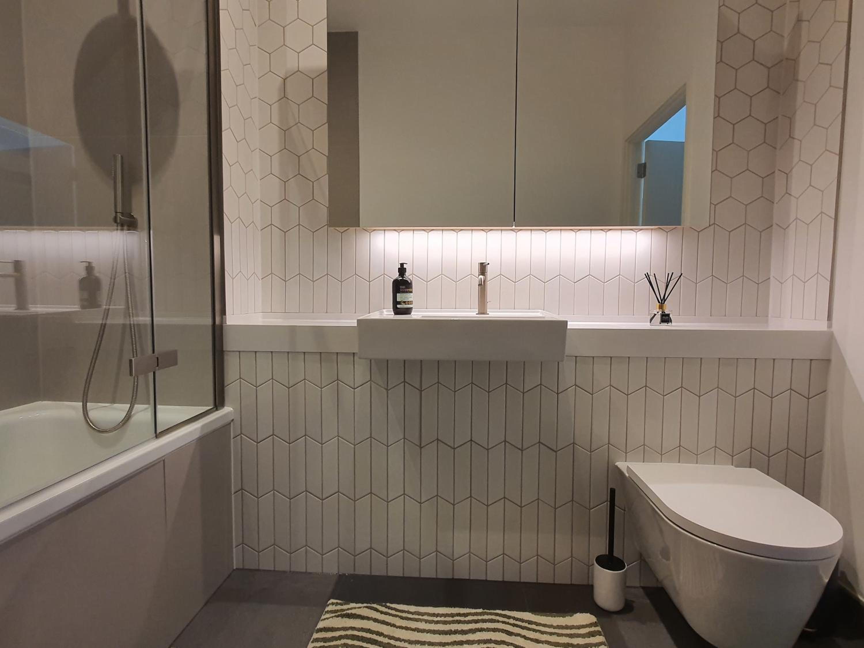 Cozy Room with Private Bathroom in Luxurious Flat