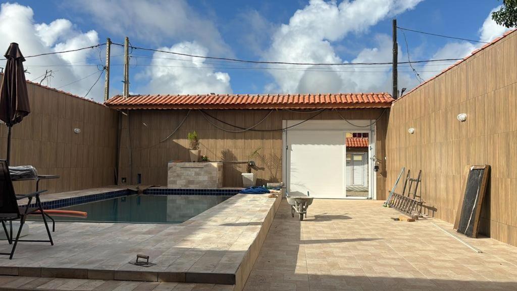 Casa com Piscina e Churrasqueira