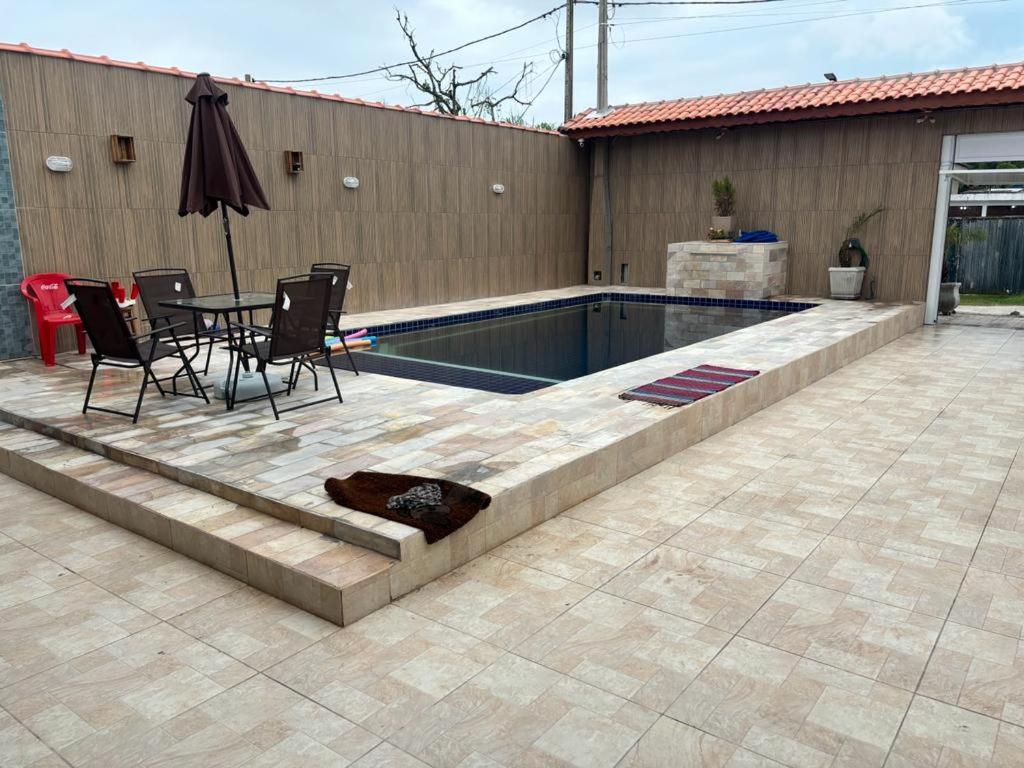 Casa com Piscina e Churrasqueira