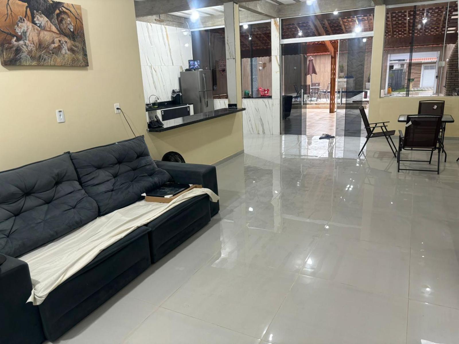 Casa com Piscina e Churrasqueira