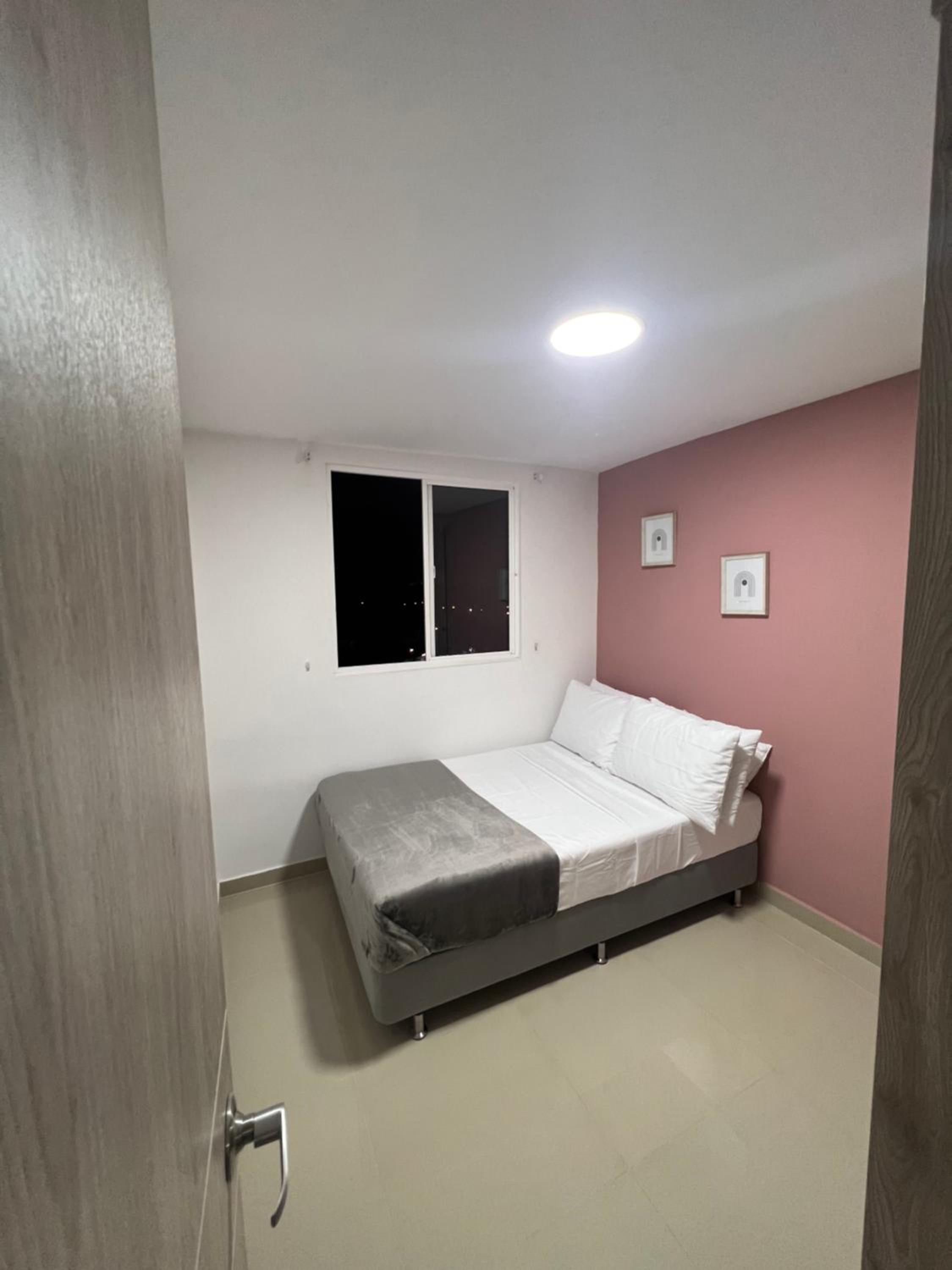 CALI Acogedor y Completo, Apto cerca de Jardin plaza, con piscina, parqueadero y aire acondicionado