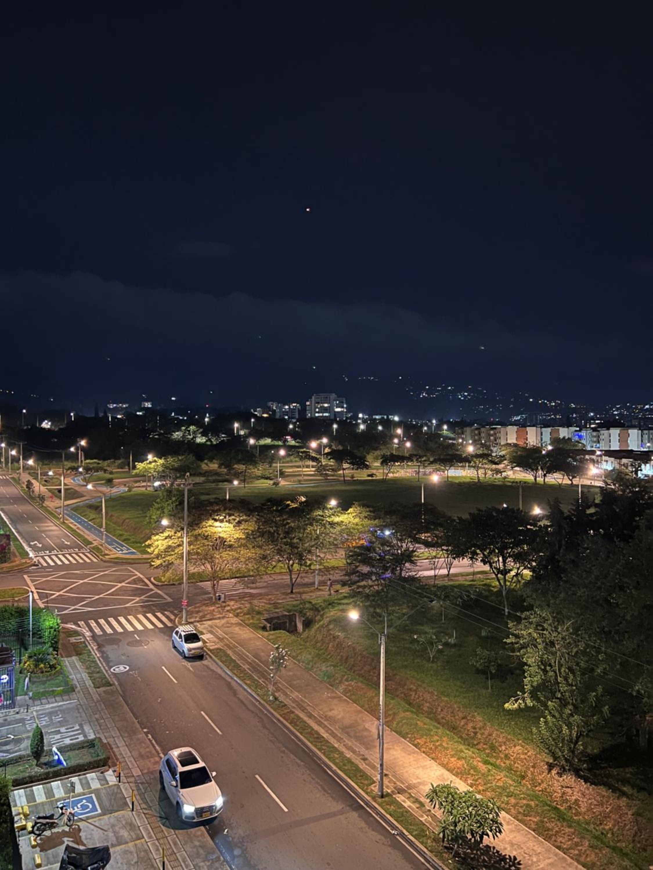 CALI Acogedor y Completo, Apto cerca de Jardin plaza, con piscina, parqueadero y aire acondicionado