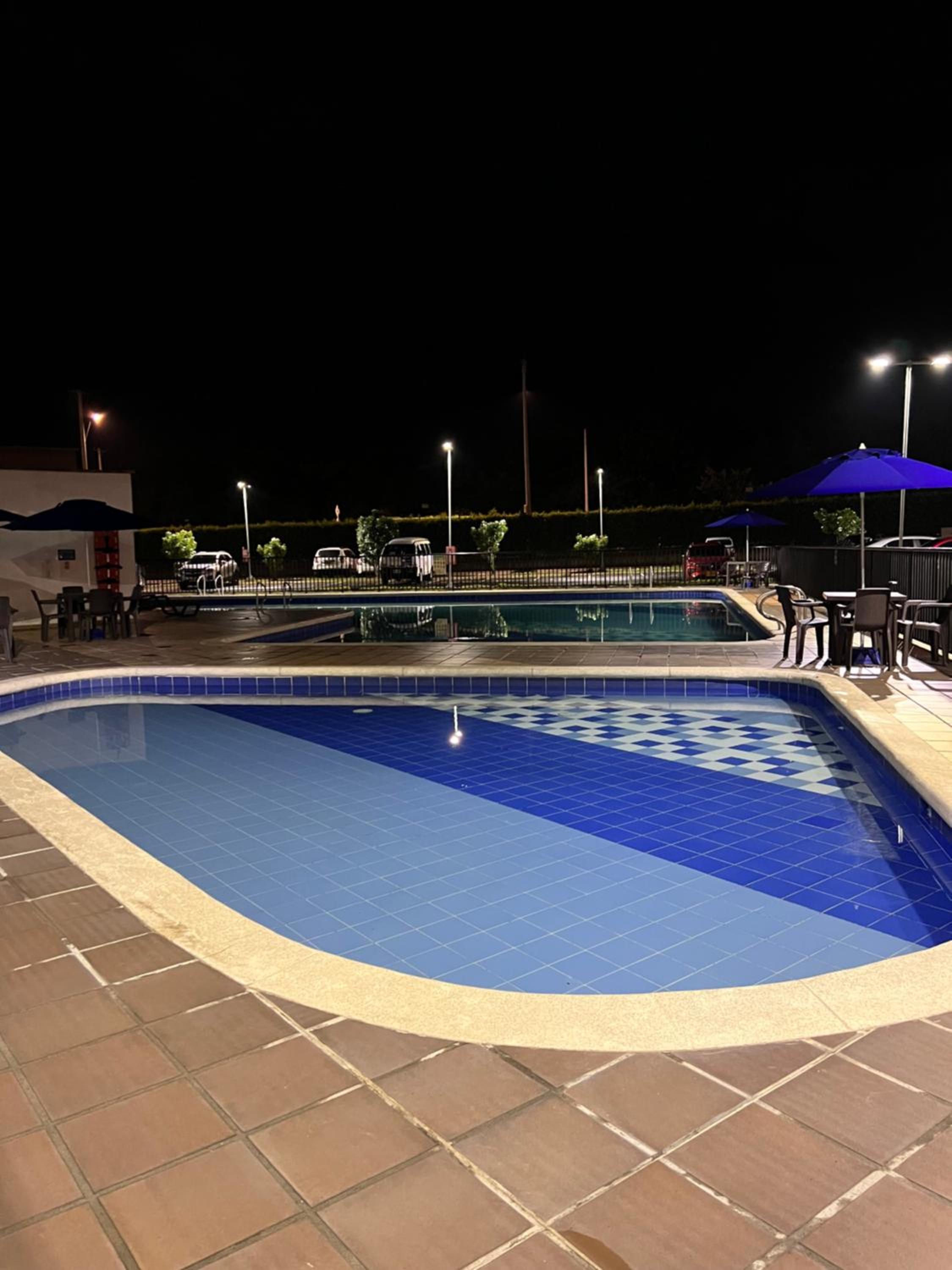 CALI Acogedor y Completo, Apto cerca de Jardin plaza, con piscina, parqueadero y aire acondicionado