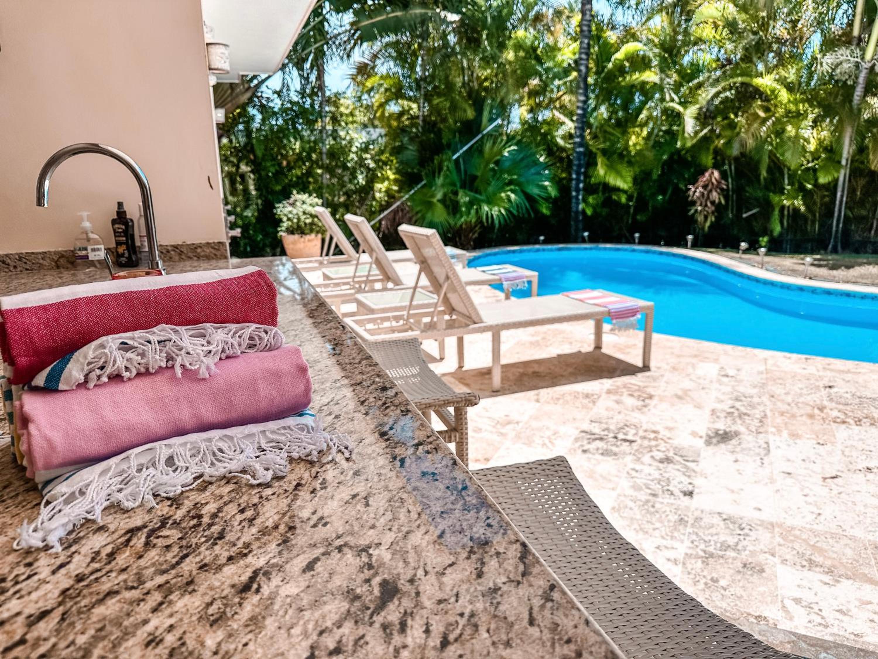 Chic Villa with King Room BBQ Pool Restaurant Shuttle