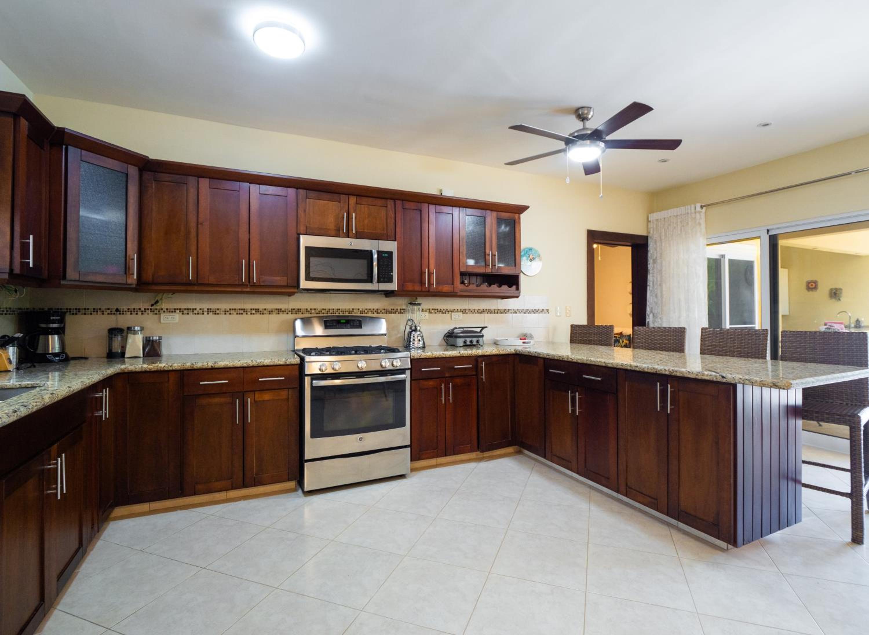 Chic Villa with King Room BBQ Pool Restaurant Shuttle