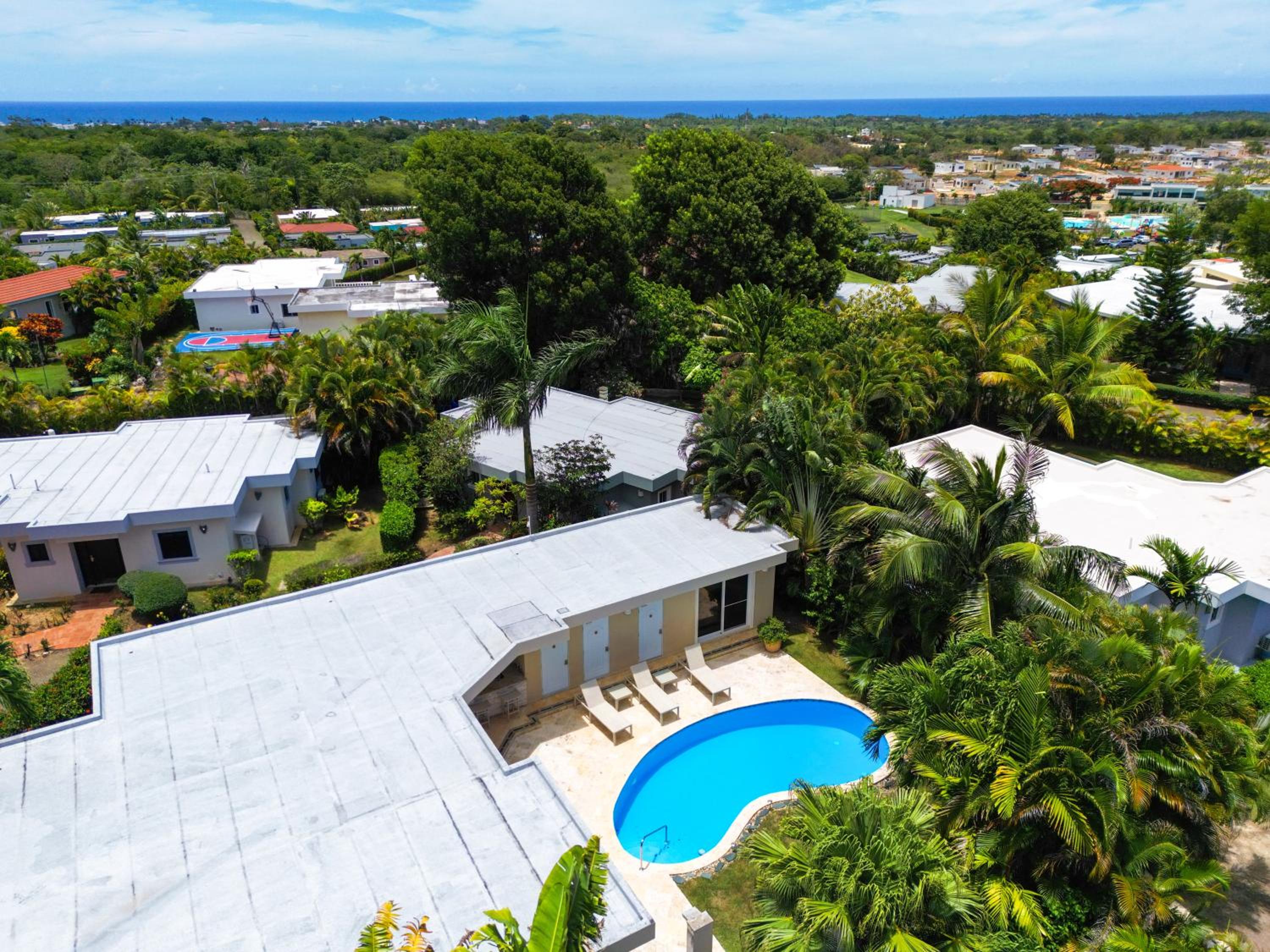 Chic Villa with King Room BBQ Pool Restaurant Shuttle
