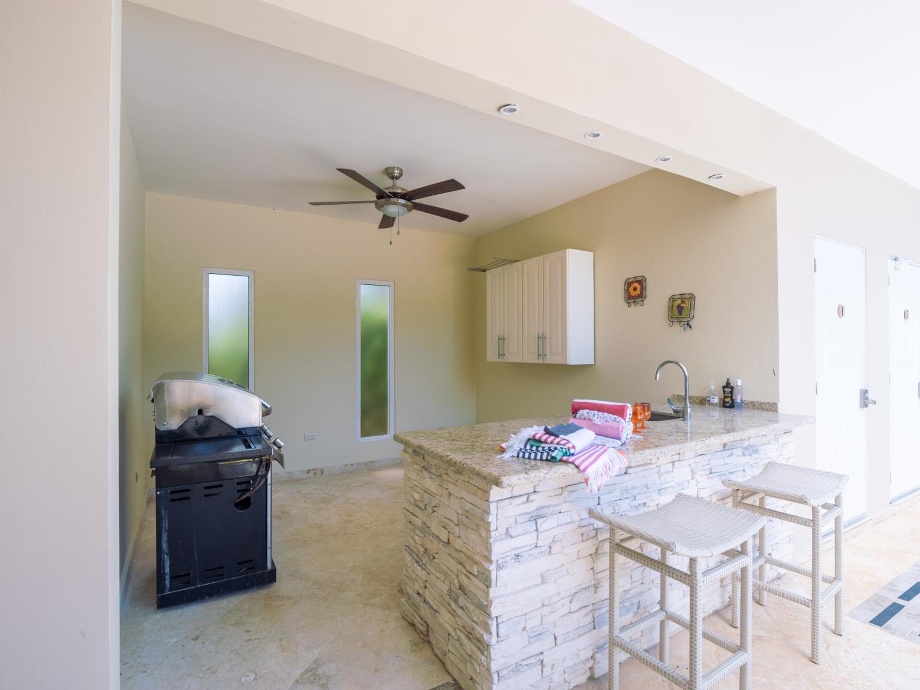 Chic Villa with King Room BBQ Pool Restaurant Shuttle