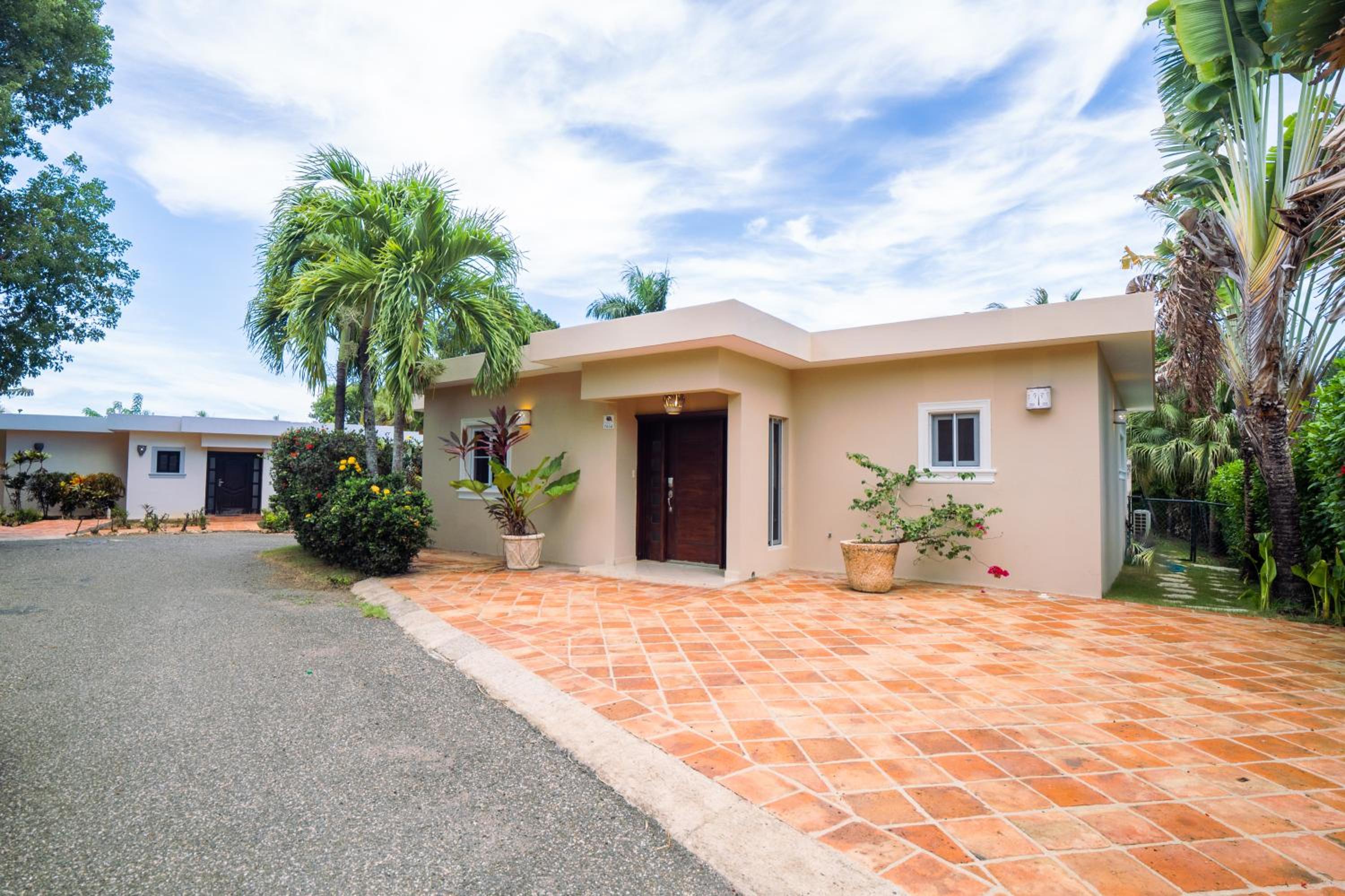 Chic Villa with King Room BBQ Pool Restaurant Shuttle