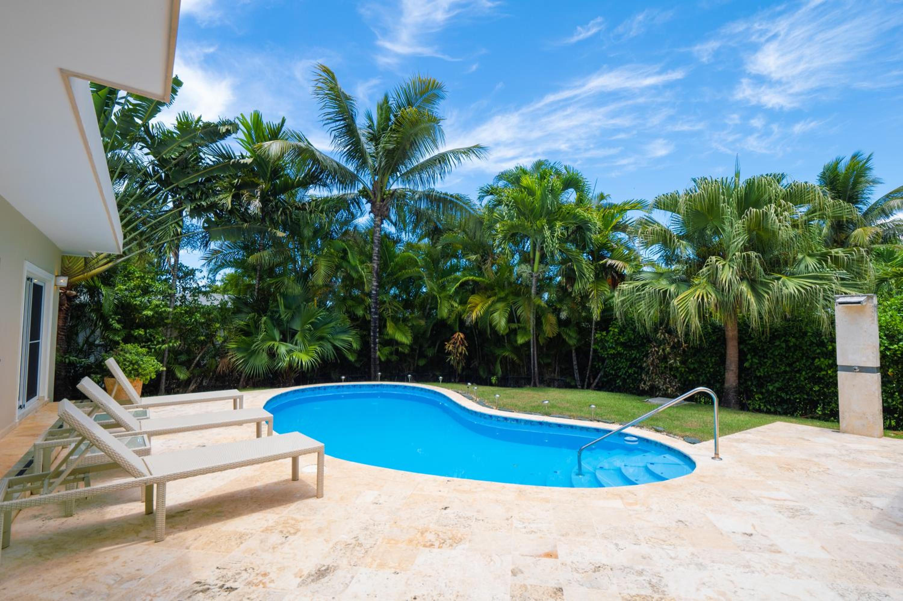 Chic Villa with King Room BBQ Pool Restaurant Shuttle
