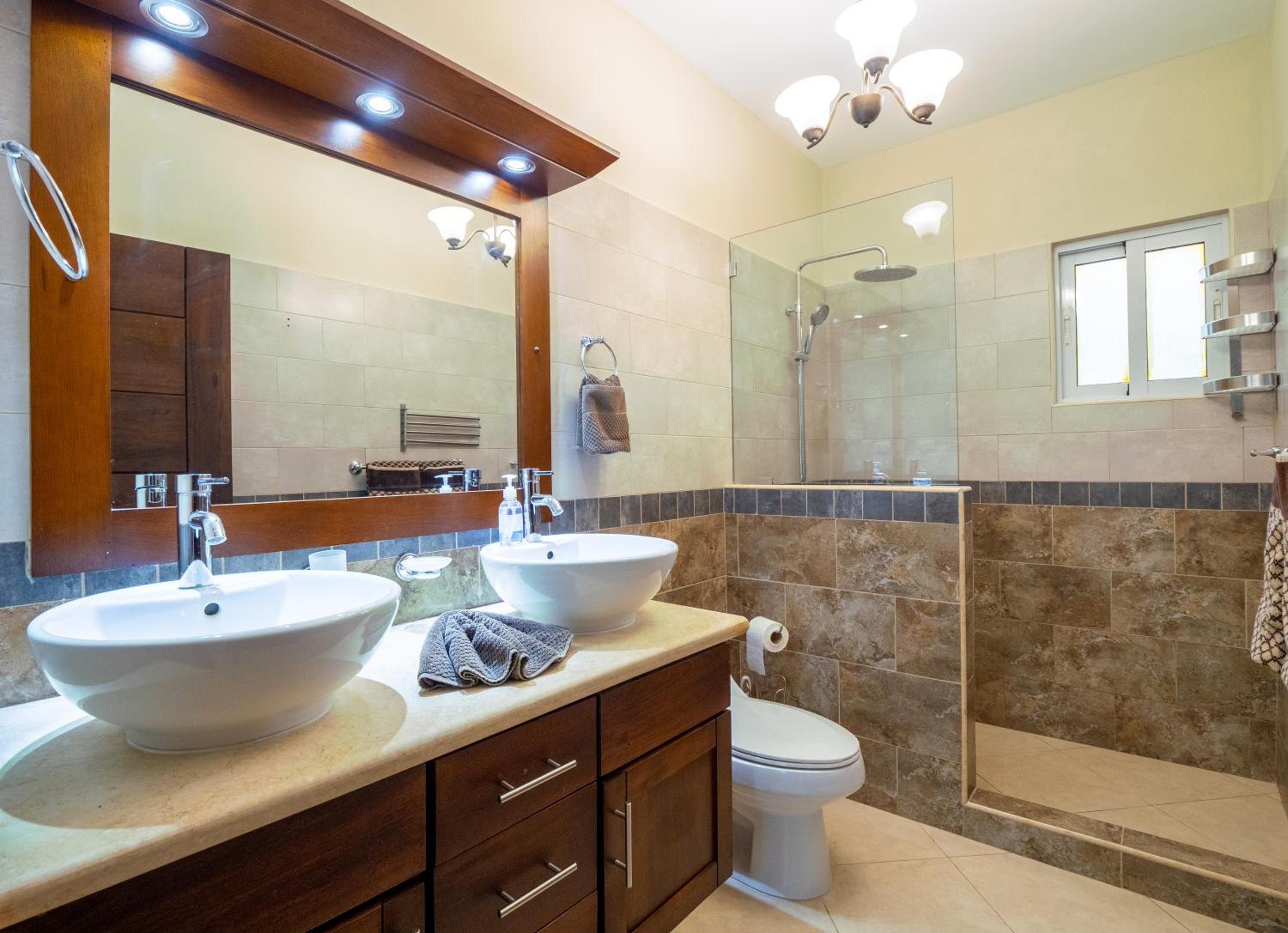 Chic Villa with King Room BBQ Pool Restaurant Shuttle