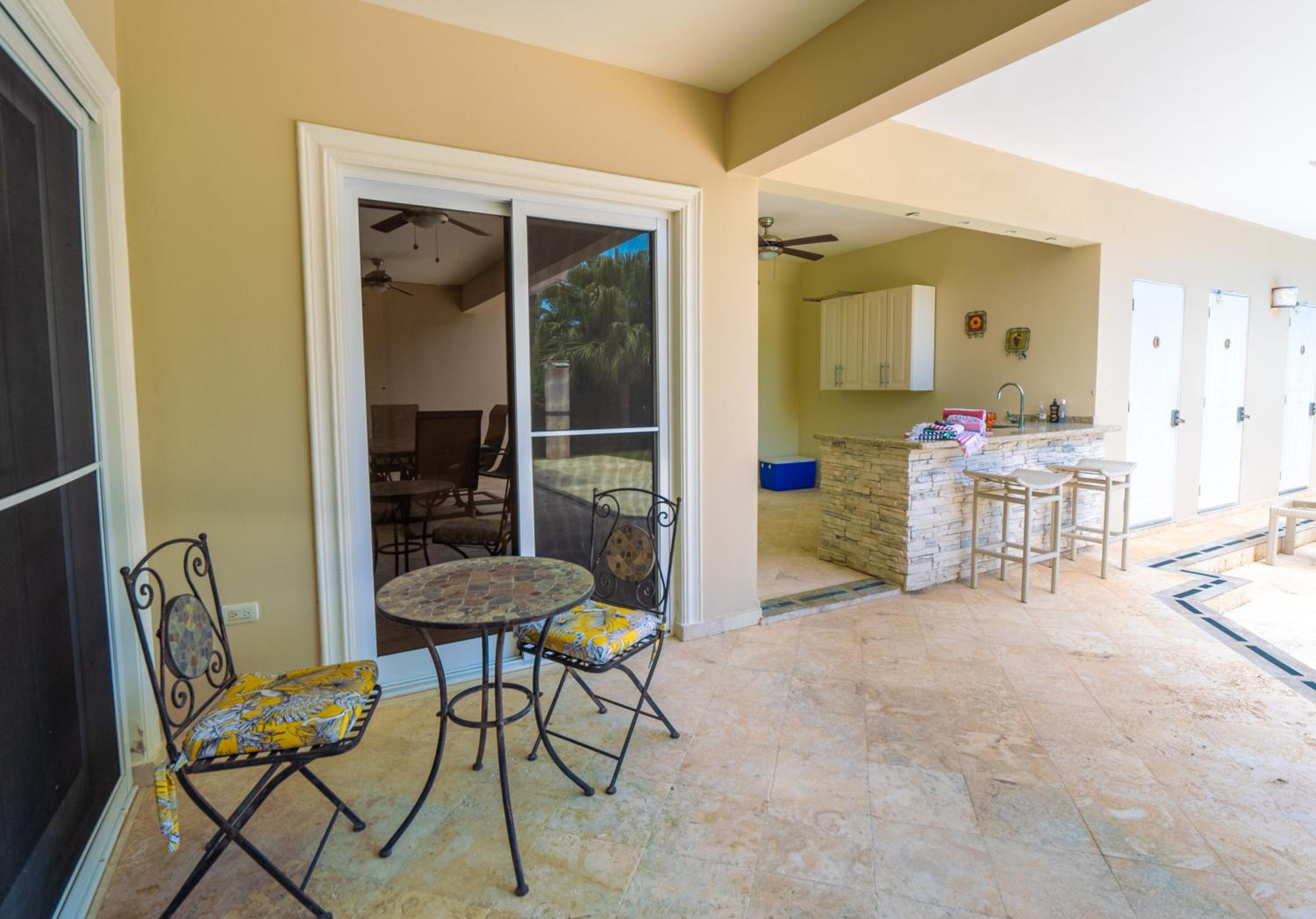 Chic Villa with King Room BBQ Pool Restaurant Shuttle