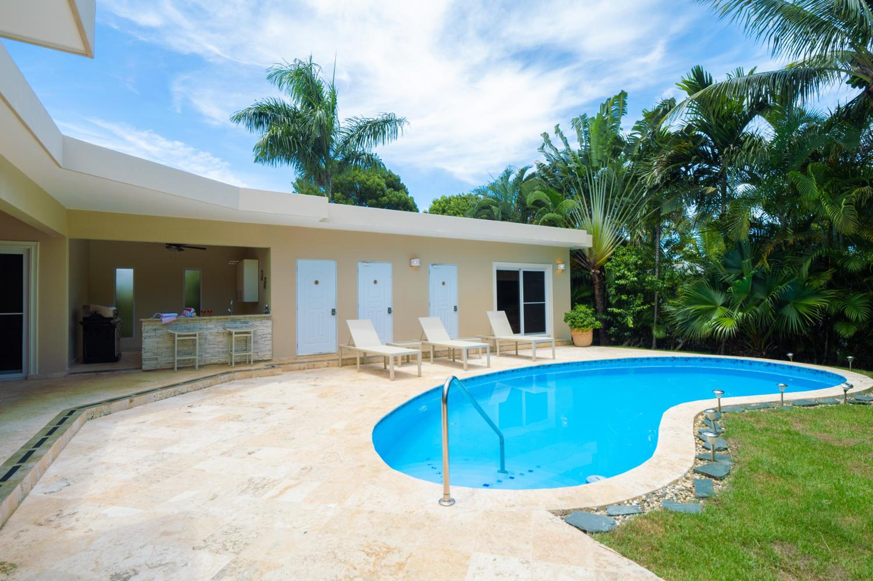 Chic Villa with King Room BBQ Pool Restaurant Shuttle