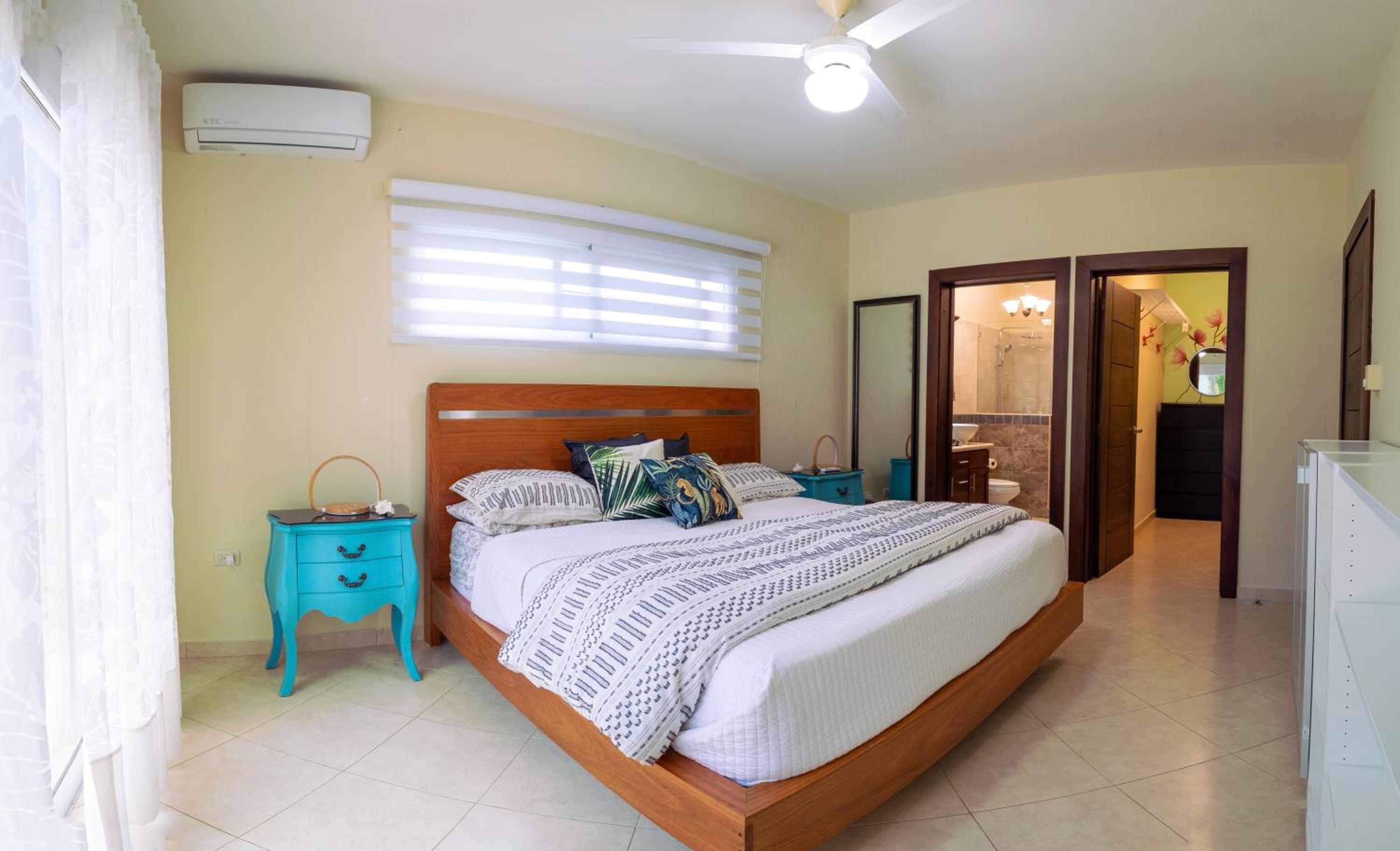 Chic Villa with King Room BBQ Pool Restaurant Shuttle