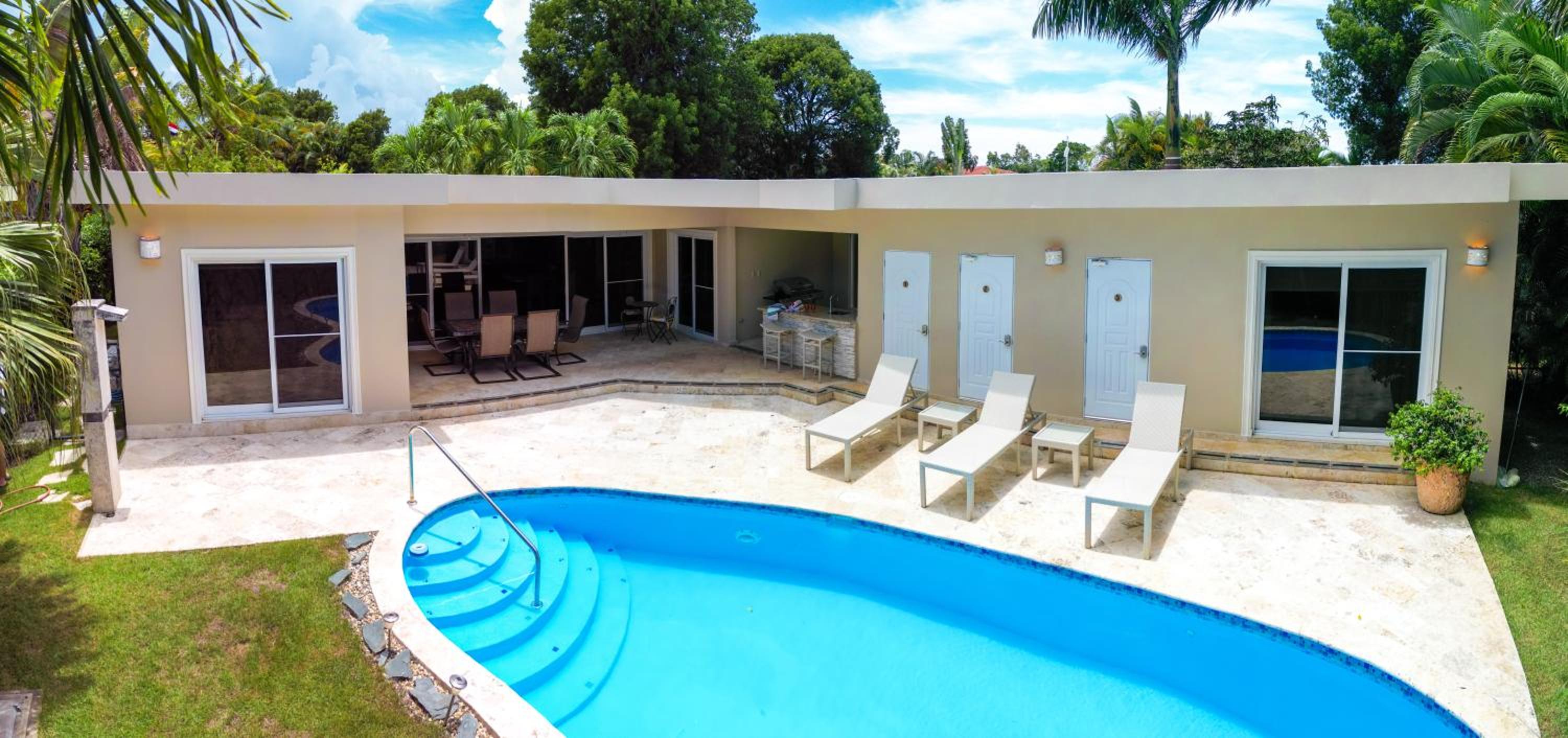 Chic Villa with King Room BBQ Pool Restaurant Shuttle