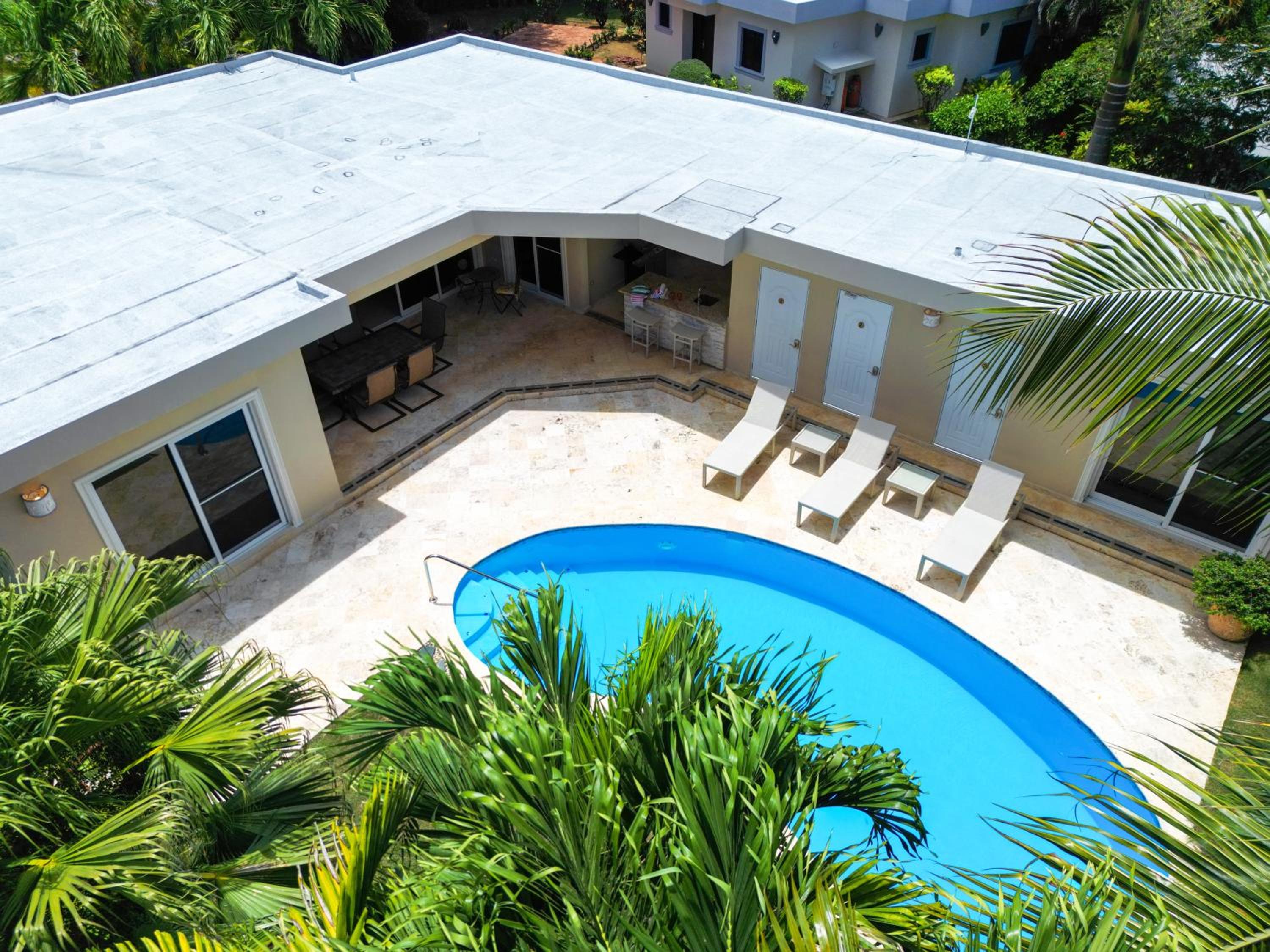 Chic Villa with King Room BBQ Pool Restaurant Shuttle