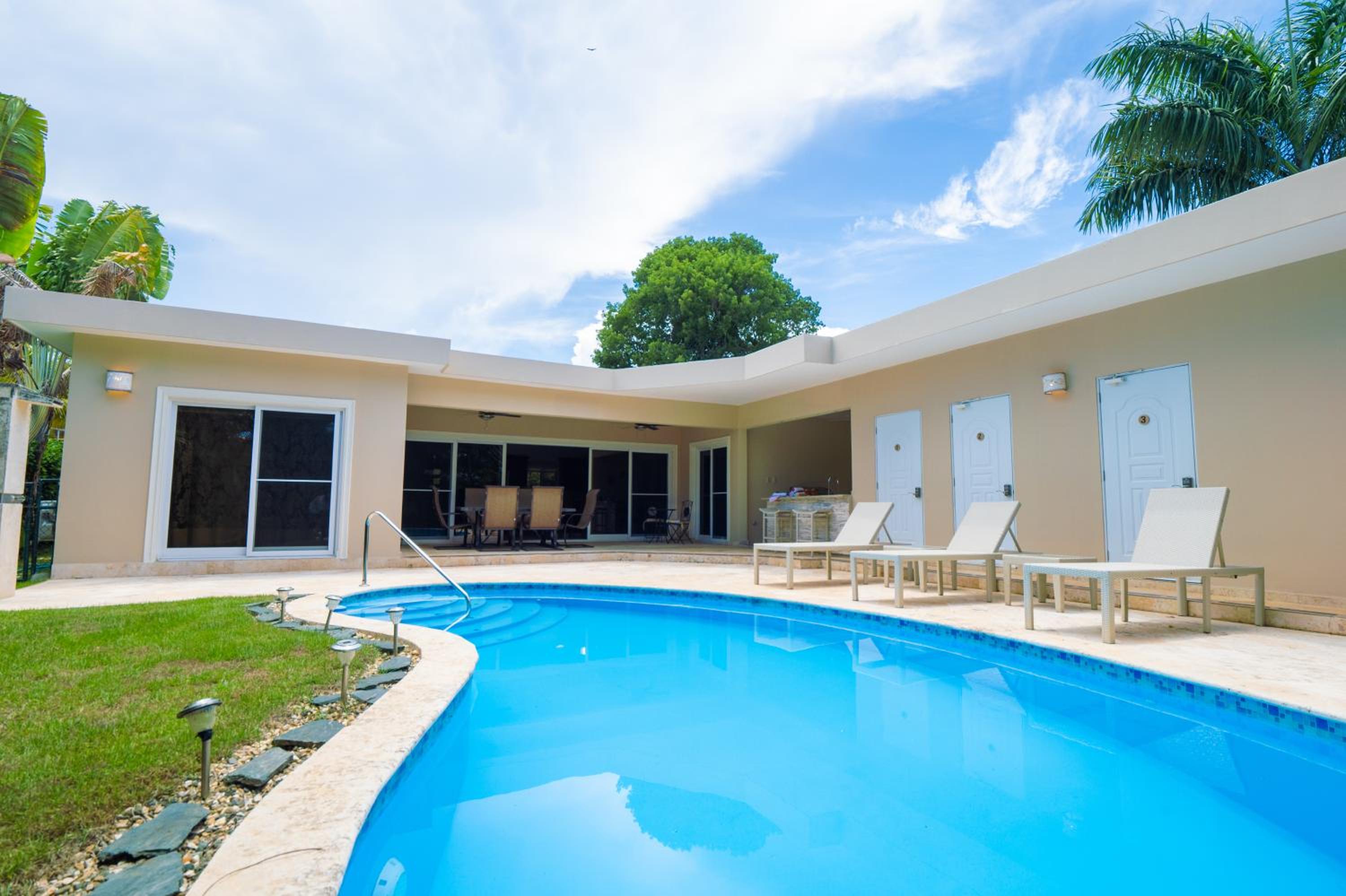 Chic Villa with King Room BBQ Pool Restaurant Shuttle