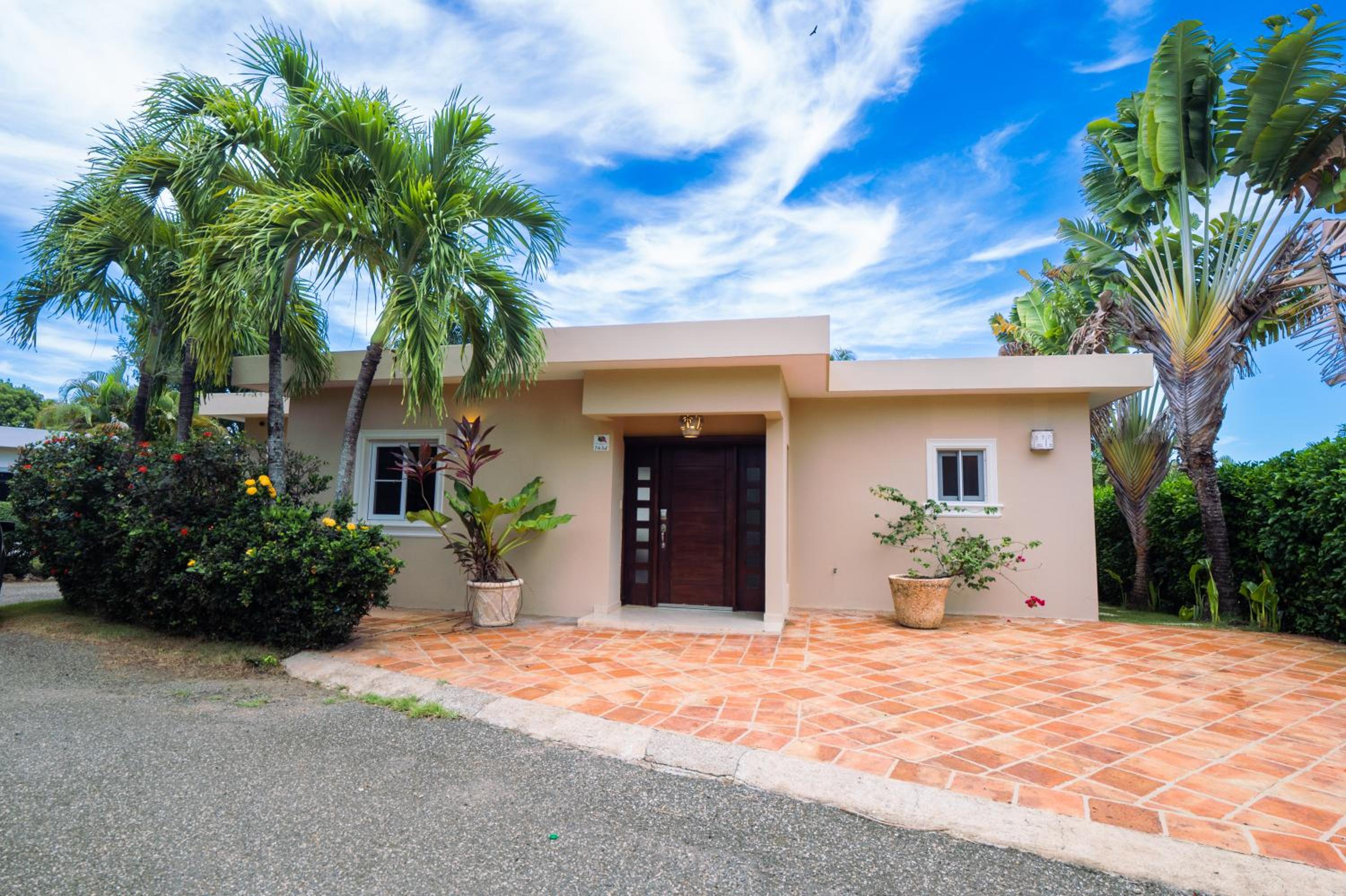 Chic Villa with King Room BBQ Pool Restaurant Shuttle