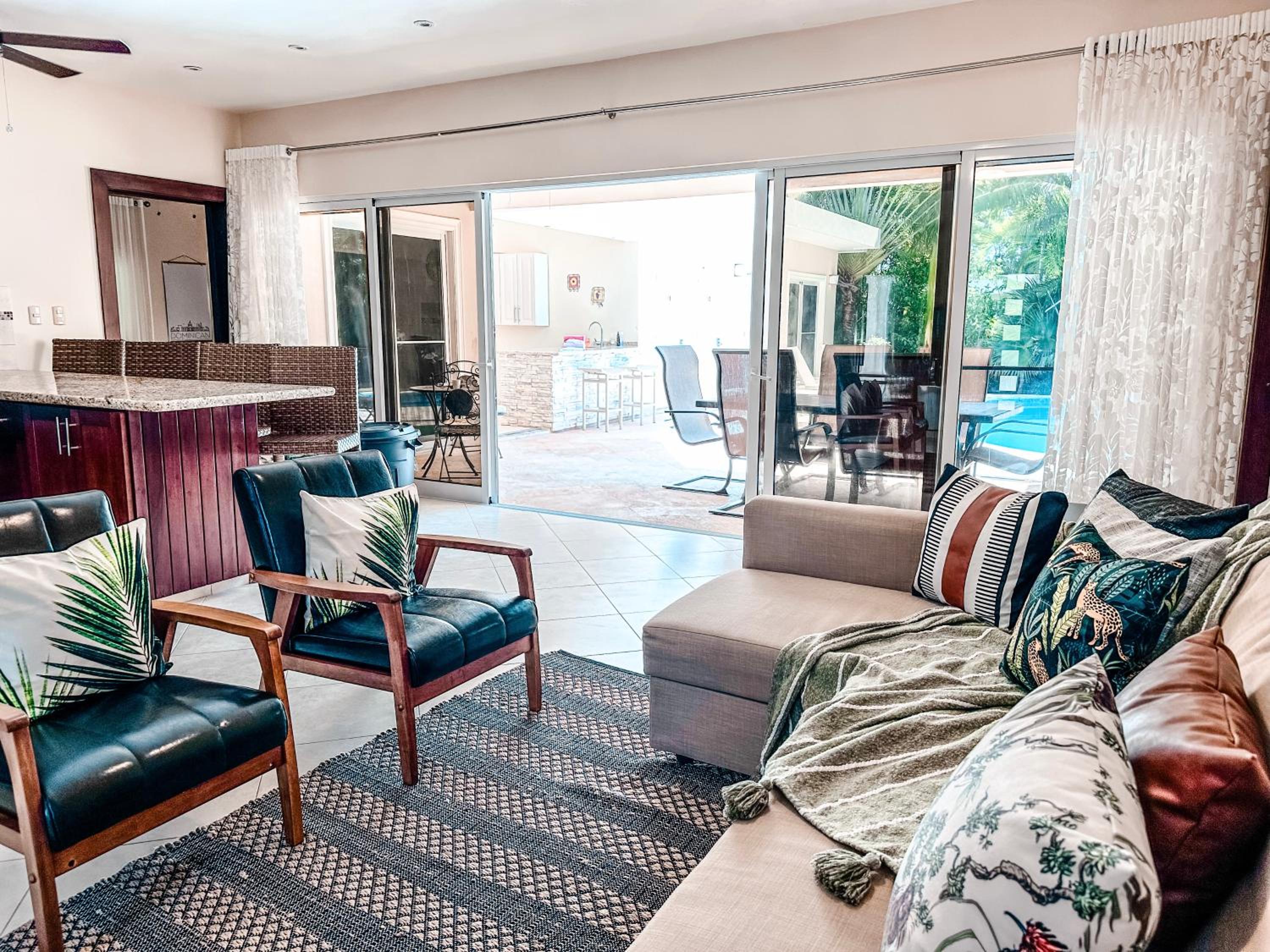 Chic Villa with King Room BBQ Pool Restaurant Shuttle