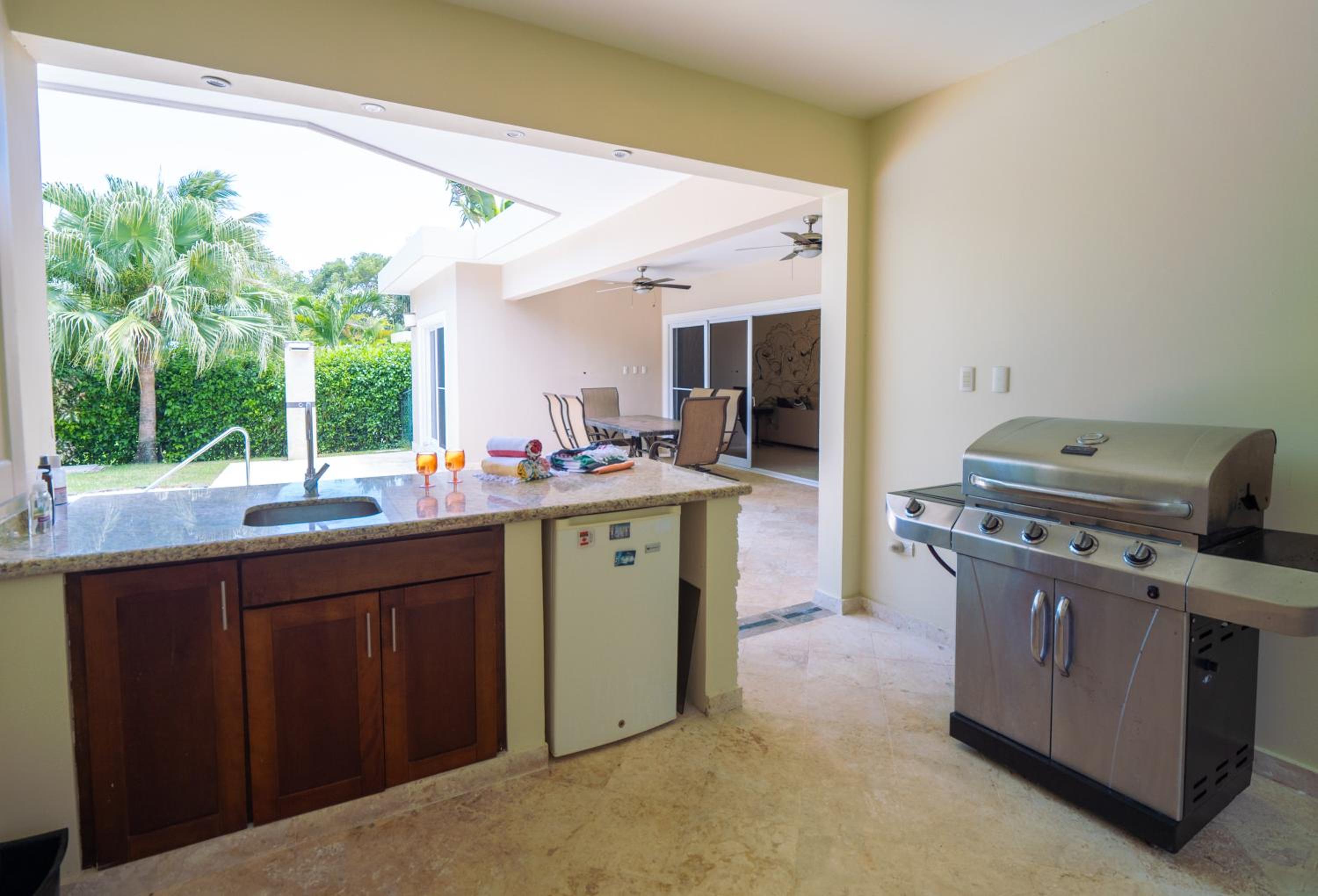 Chic Villa with King Room BBQ Pool Restaurant Shuttle