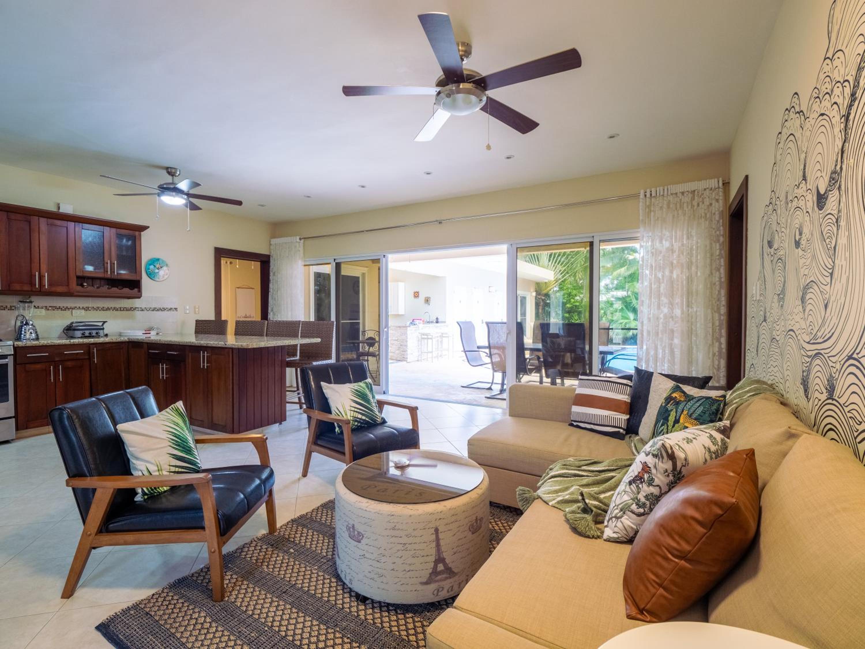 Chic Villa with King Room BBQ Pool Restaurant Shuttle