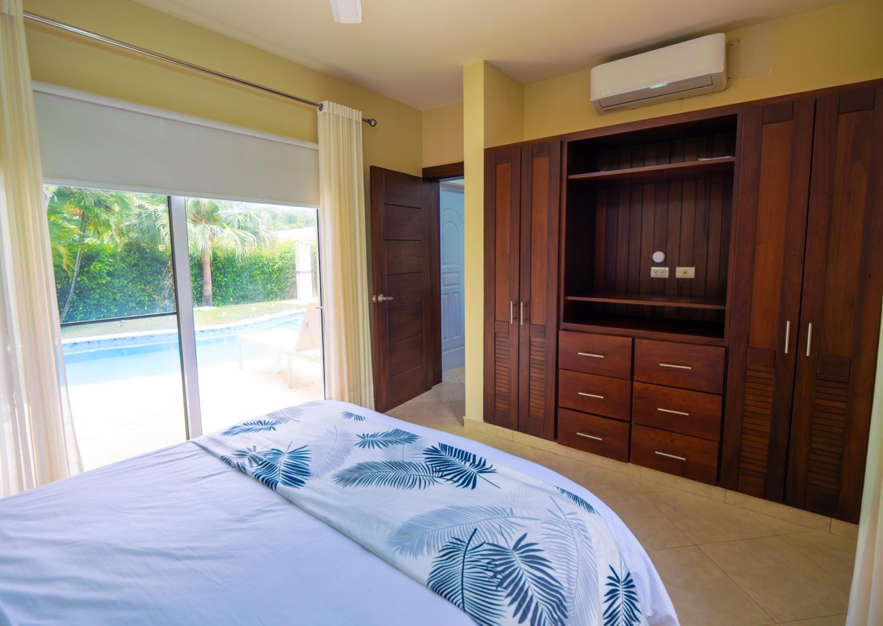 Chic Villa with King Room BBQ Pool Restaurant Shuttle