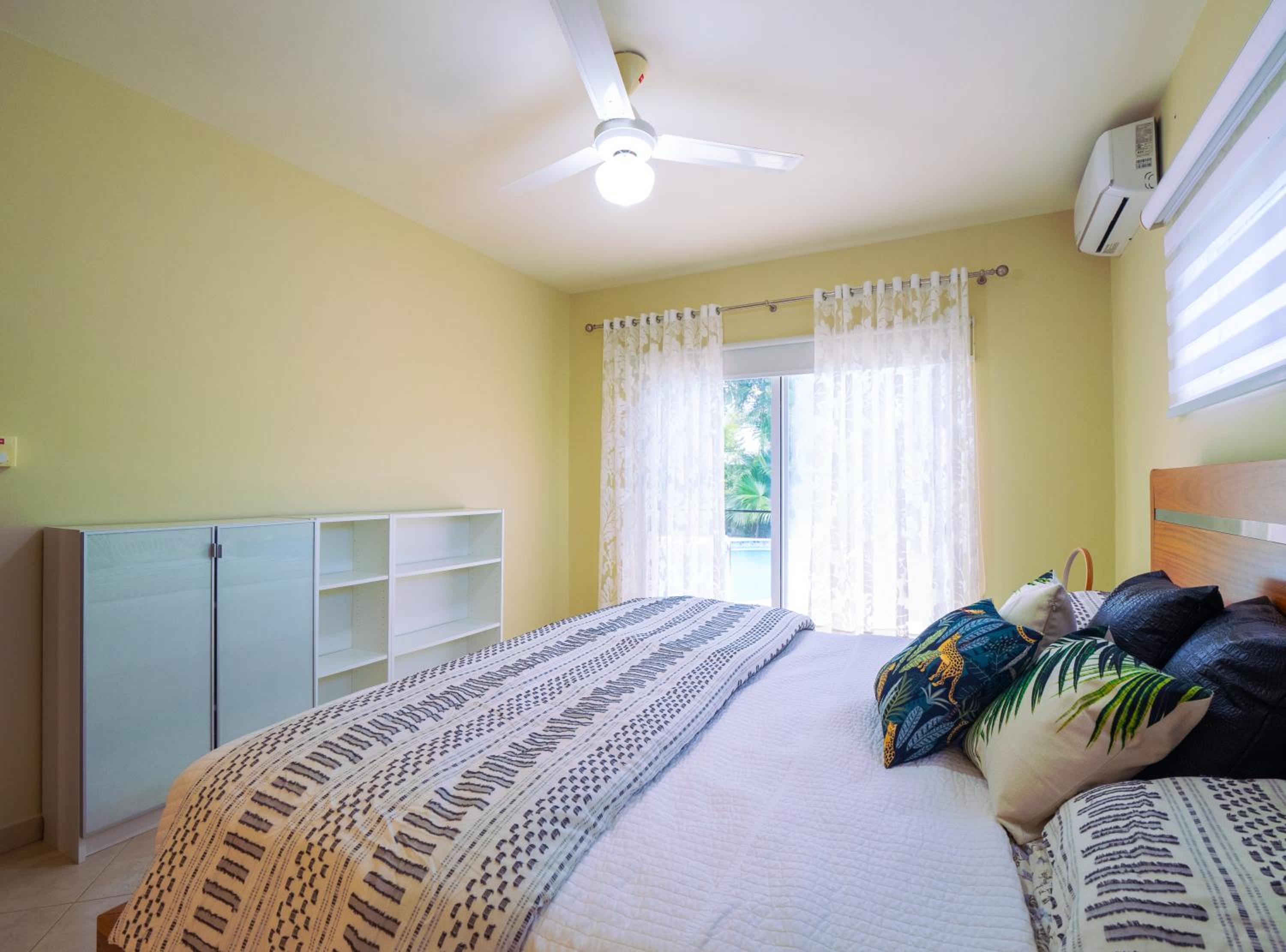 Chic Villa with King Room BBQ Pool Restaurant Shuttle