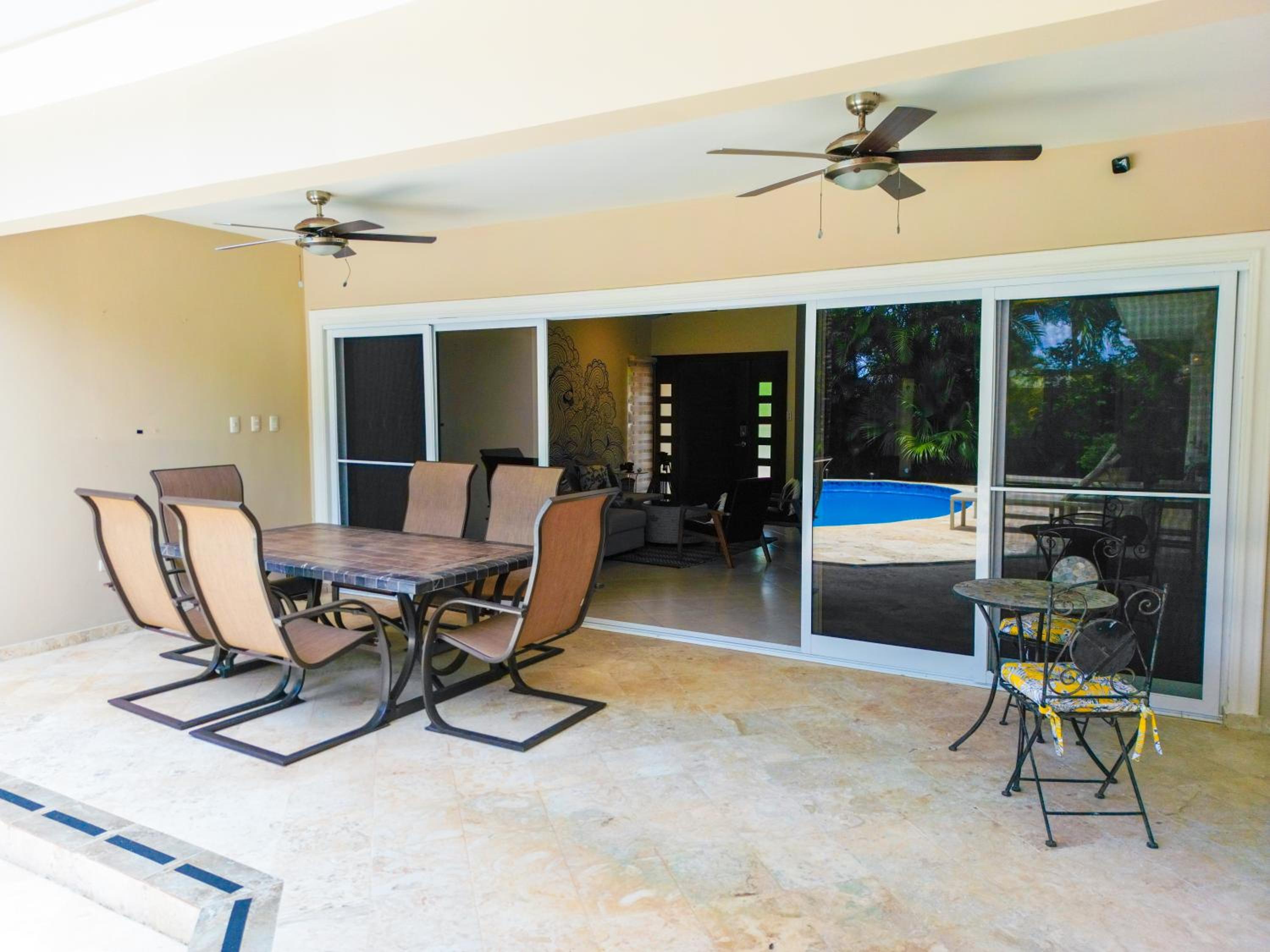 Chic Villa with King Room BBQ Pool Restaurant Shuttle