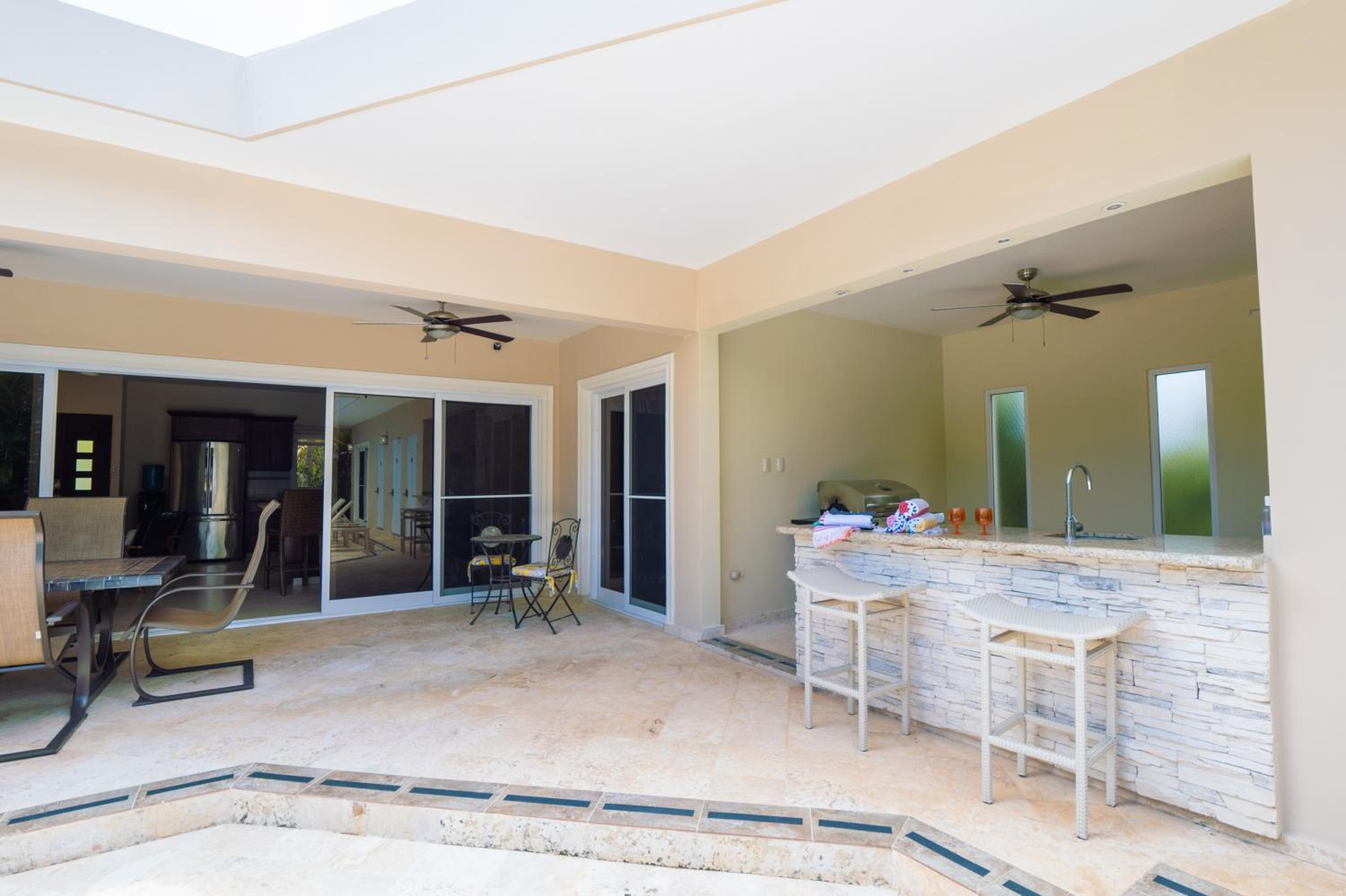 Chic Villa with King Room BBQ Pool Restaurant Shuttle