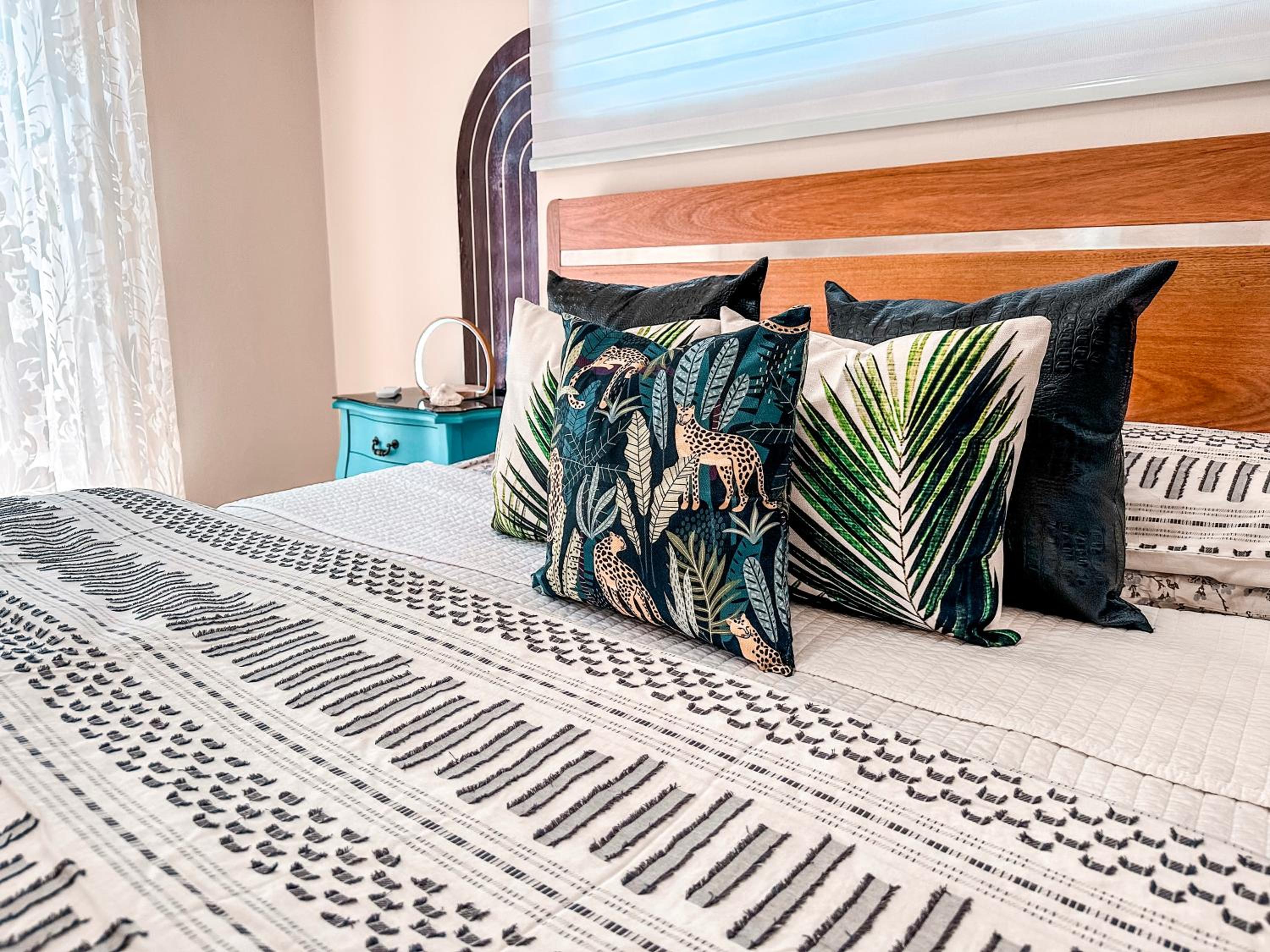 Chic Villa with King Room BBQ Pool Restaurant Shuttle