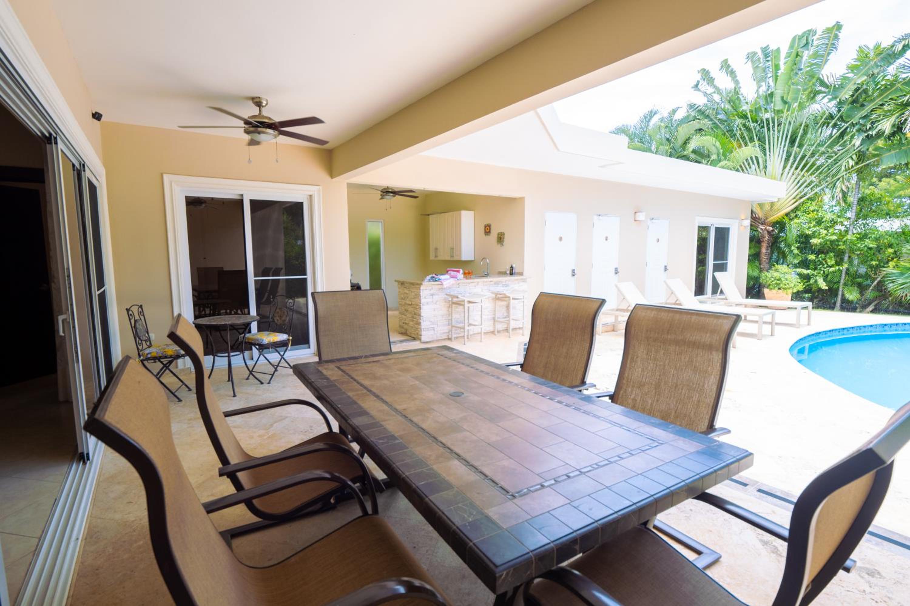 Chic Villa with King Room BBQ Pool Restaurant Shuttle