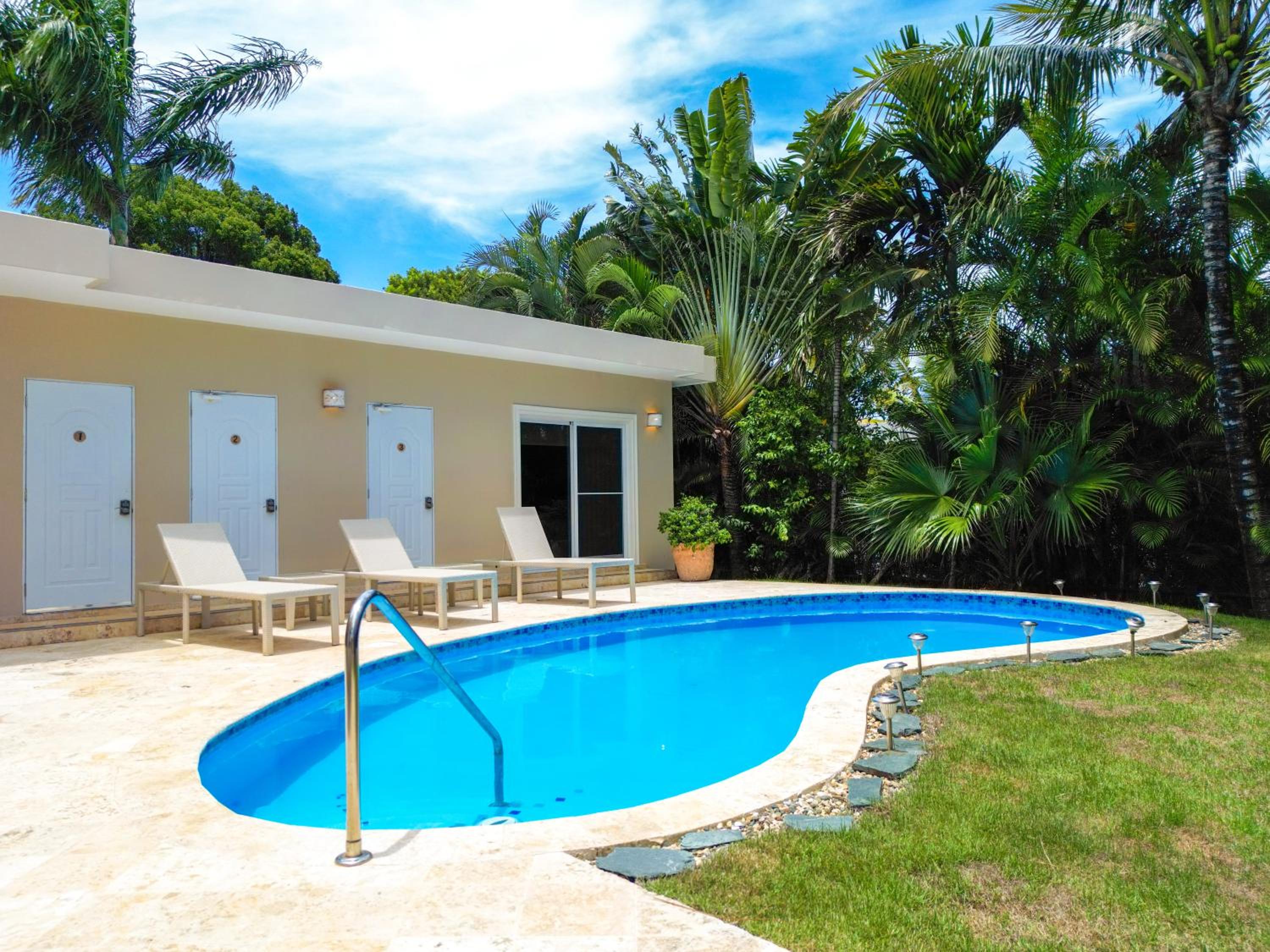 Chic Villa with King Room BBQ Pool Restaurant Shuttle