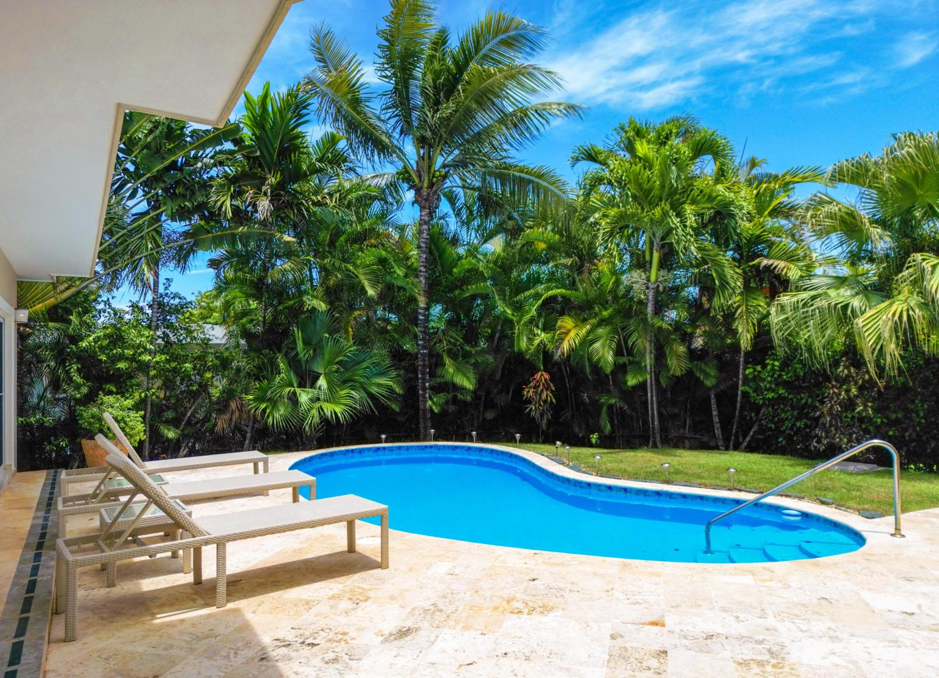 Chic Villa with King Room BBQ Pool Restaurant Shuttle