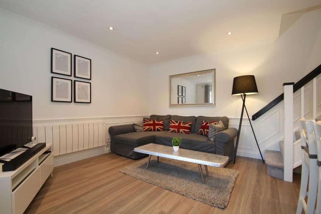 Lovely house overlooking field with woodland walks view 5