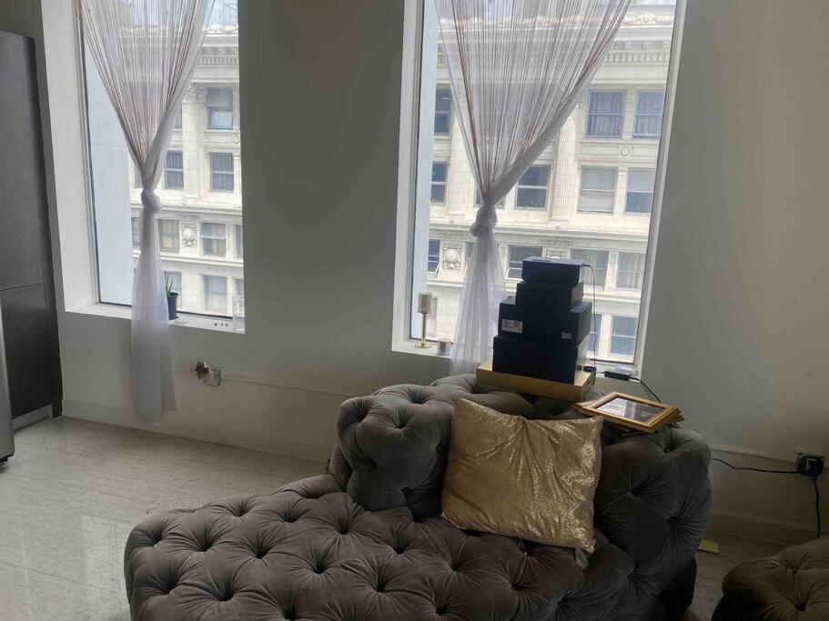 Chandelier High-Rise Loft/Condo