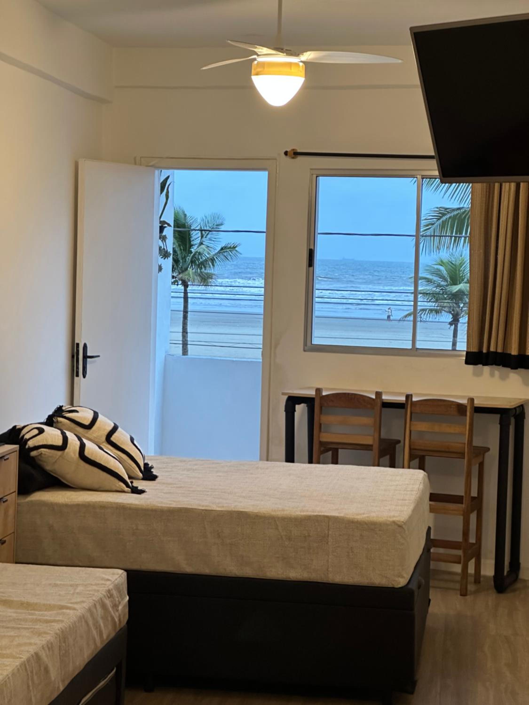 Pé na areia, vista mar, wi-fi e varanda !