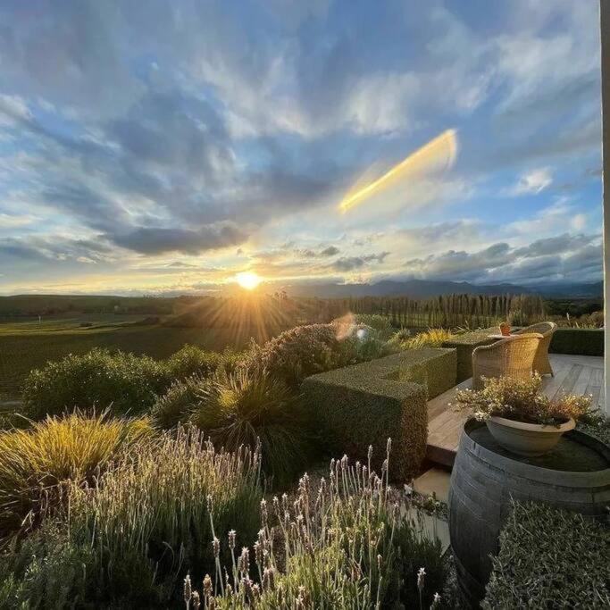 Hotel Luxury cottage with stunning vineyard views - Image 1