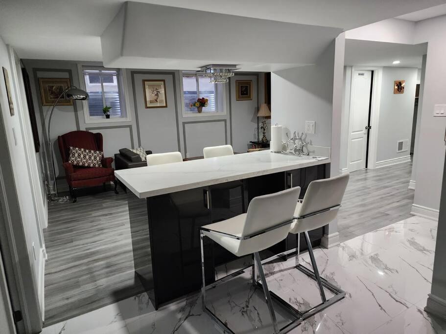 LUXURY 2-BEDROOMS UNIT WITH WIFI, LDR & PARKING.