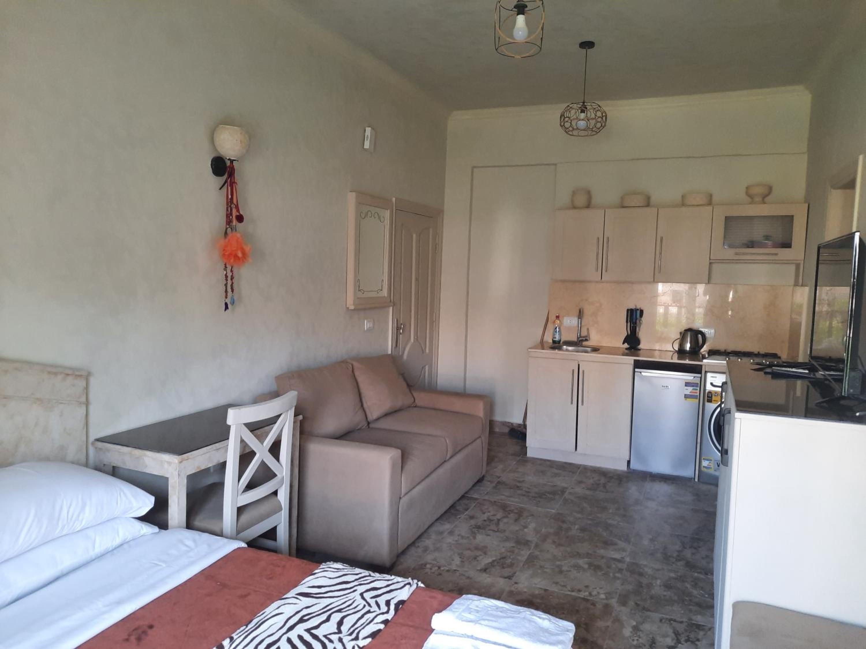 Pool front, Fast Wi-Fi, Great location view 4