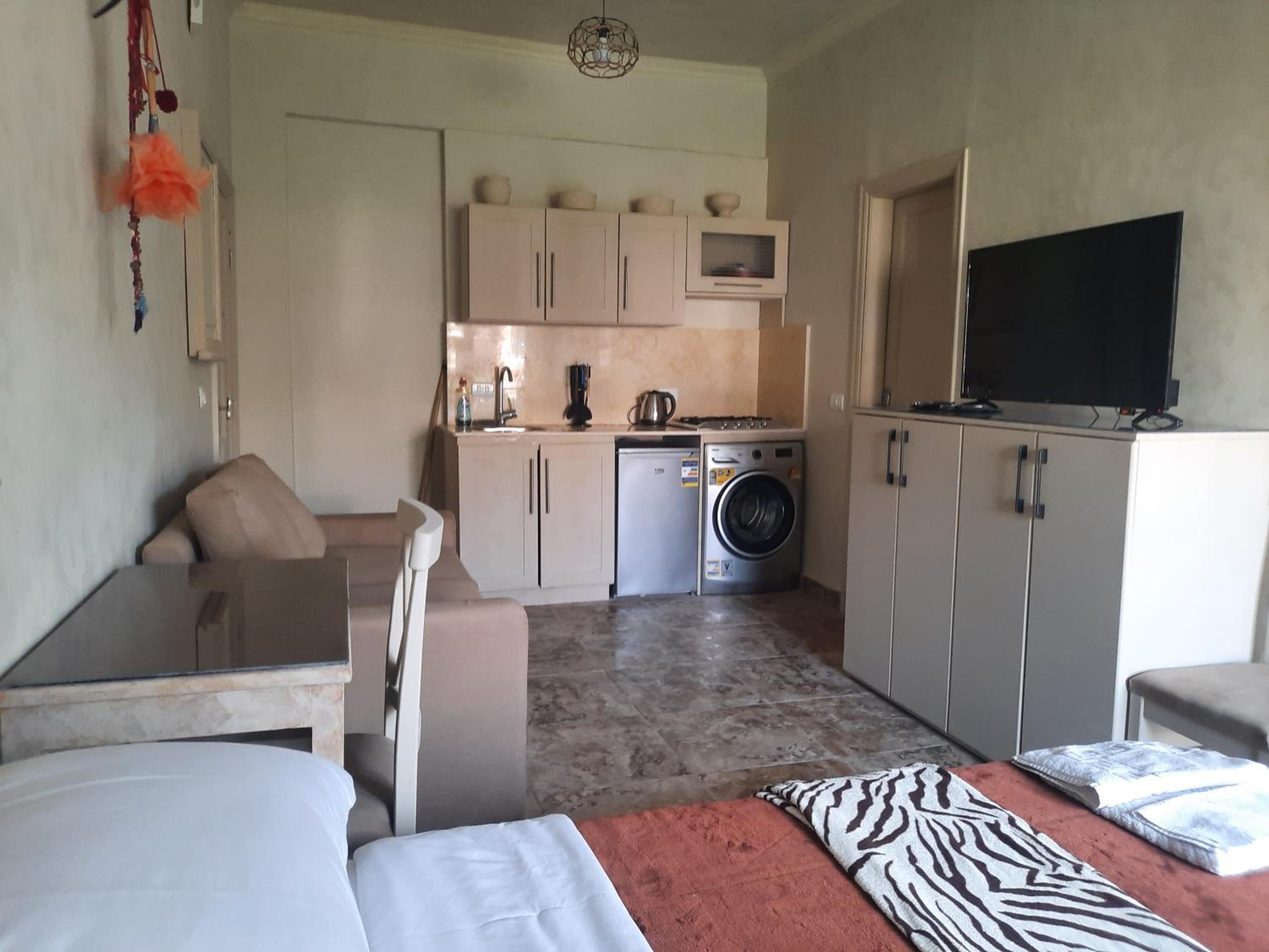 Pool front, Fast Wi-Fi, Great location view 5
