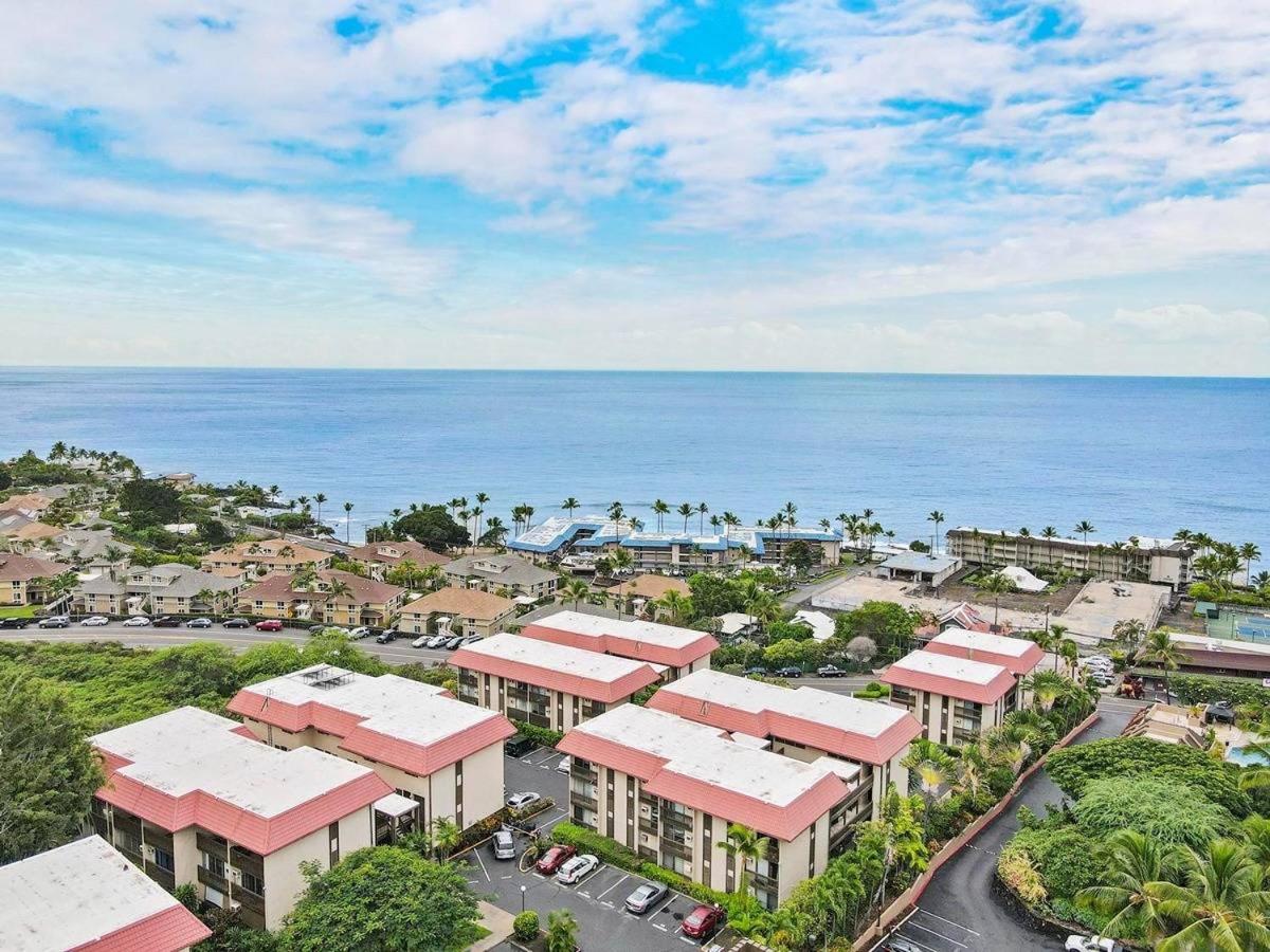 Kona Bay View Condo, Pool, Lanai, Walk to Town and Dining, AC, Free Parking