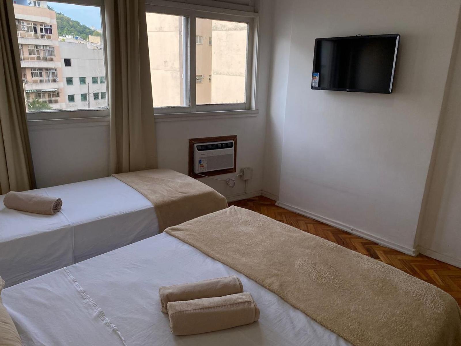 Studio p/ 3 pessoas simples, uma quadra da praia, 3min metrô Arcoverde, atrás do Copacabana Palace