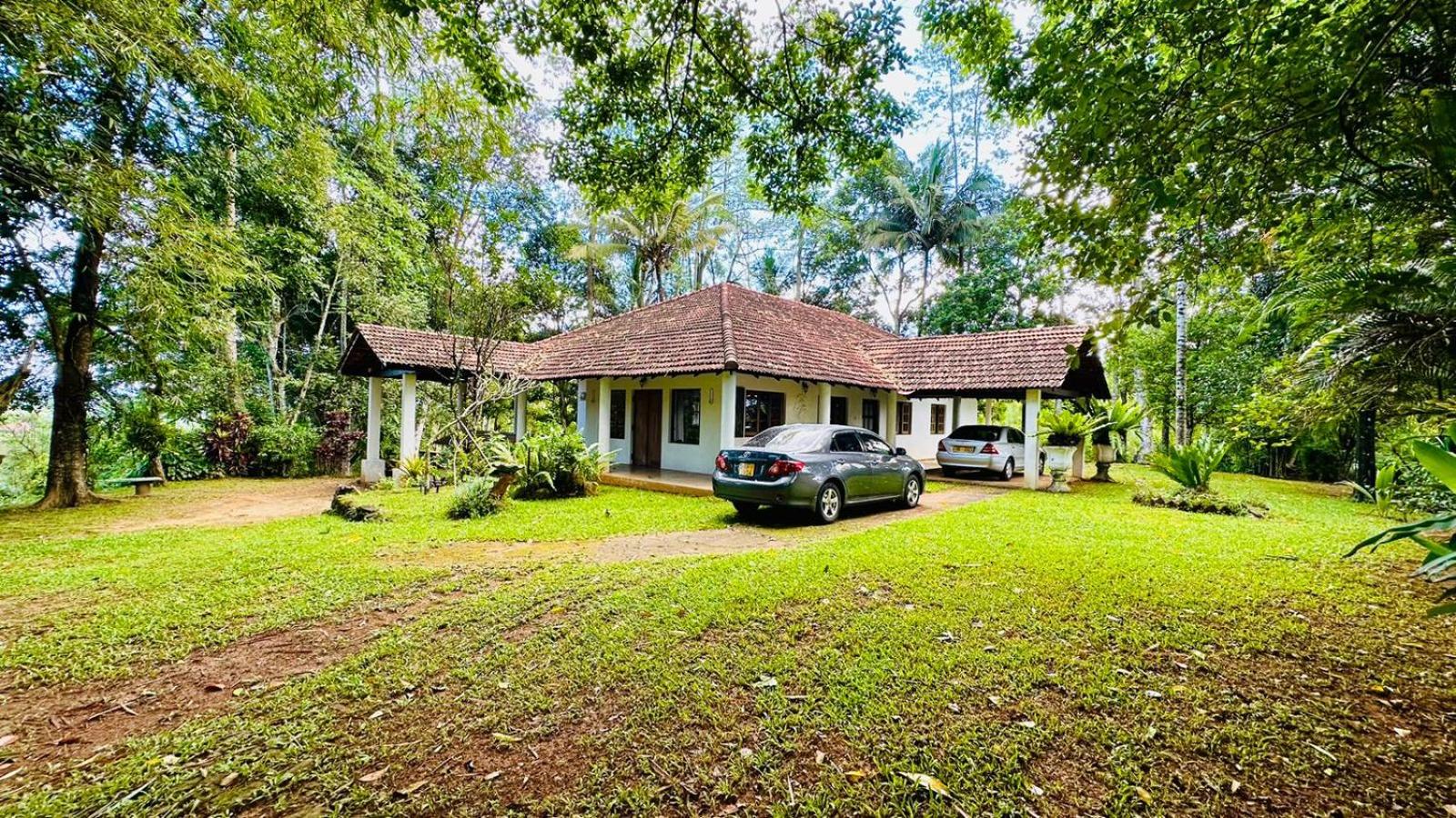 Captain's Bungalow, Kandy view 2